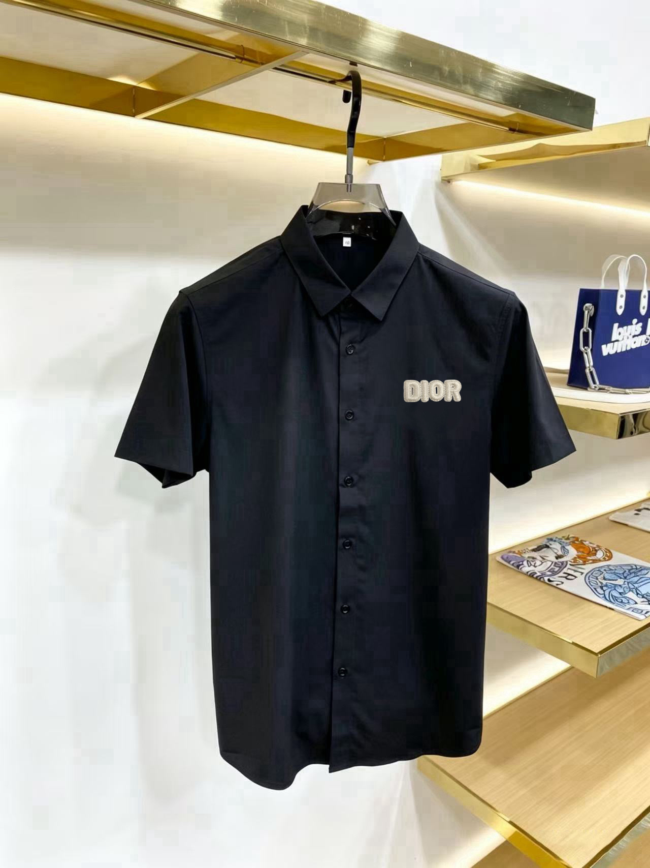 P120 La última serie de camisetas de manga corta de Diro para primavera y verano. Está confeccionado con tejidos de alg…