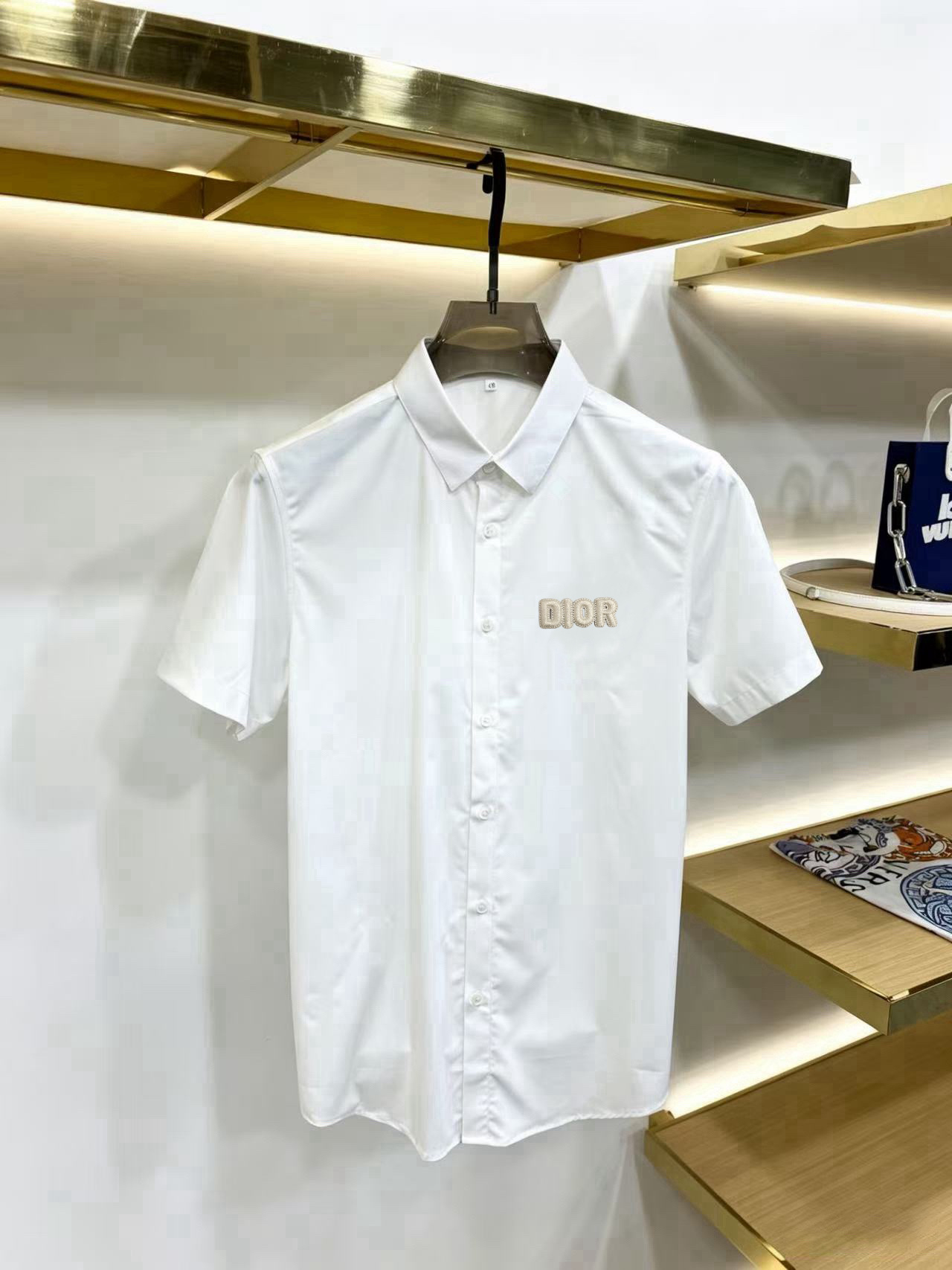 P120 La última serie de camisetas de manga corta de Diro para primavera y verano. Está confeccionado con tejidos de alg…