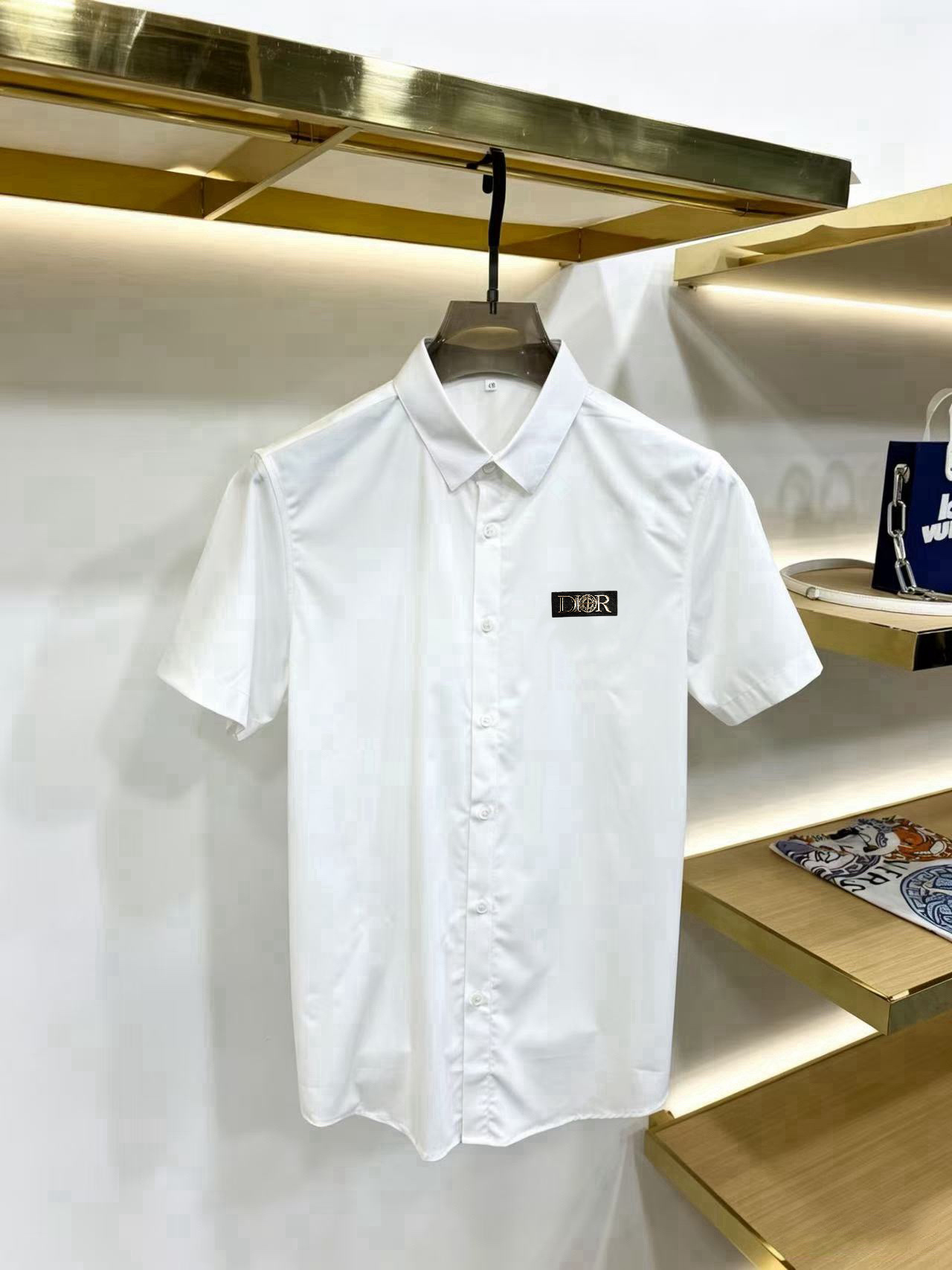P120 La última serie de camisetas de manga corta de Diro para primavera y verano. Está confeccionado con tejidos de alg…