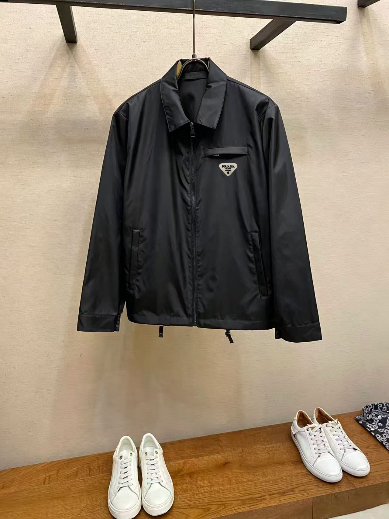 @255 ❗️¡Nueva chaqueta de principios de otoño de Prada! ! Prada, nuevas chaquetas casual personalizadas para hombre. Pó…