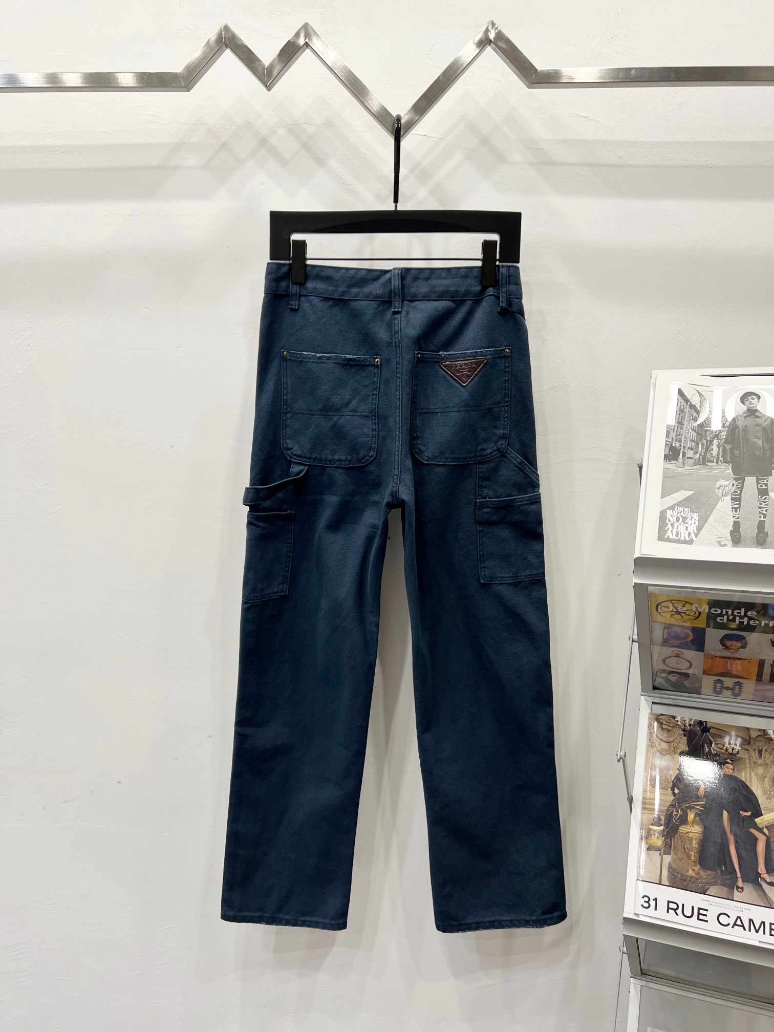 p130
款号:(K590)
PRADA 工装牛仔裤|把“松弛感”焊在腿上的狠货
在“精致与松弛”这件事上,PRADA 永远有独家解法——
✅ 立体多袋设计:前幅斜插袋+立体工装袋,后幅隐藏式贴袋,实用与造型感双在线,随手一插就是“不费力的时髦”
✅ 雾感丹宁面料:经过酵素水洗+石磨工艺,面料自带「旧旧的高级感」,垂坠感绝了,走路带风还藏肉
✅ 灵魂三角标:后腰经典三角徽标,是PRADA 老粉一眼懂的“身份暗号”,低调却自带高奢辨识度
微阔直筒裤型,对各种腿型都有“一键拉直”特效,155穿显腿长、185穿更藏肉~搭短打上衣露腰线、配廓形西装玩混搭,甚至踩双老爹鞋走Y2K 风…PRADA 给的时尚包容度,全在这条裤子里
从米兰秀场到citywalk 街头,这条工装牛仔把「PRADA 式松弛」拉满—— 穿上它,你踩的不是裤脚,是时装周级别的“effortless chic”底气 。
颜色:图片色
尺码:提供 30、32、34、36 码,精准适配多元身形,具体尺寸如下:
• 30 码:腰围(放平直度)74.0 ;坐围(浪上 9 厘米尺度)99.0 ;脾围(测度)61.0 ;脚围 42.0 ;外长 104.0
• 32 码:腰围(放平直度)79.0 ;坐围(浪上 9 厘米尺度)104.0 ;脾围(测度)63.5 ;脚围 44.0 ;外长 106.0
• 34 码:腰围(放平直度)84.0 ;坐围(浪上 9 厘米尺度)109.0 ;脾围(测度)66.0 ;脚围 46.0 ;外长 108.0
• 36 码:腰围(放平直度)89.0 ;坐围(浪上 9 厘米尺度)114.0 ;脾围(测度)68.5 ;脚围 48.0 ;外长 110.0
手工测量 1 - 2cm 误差属正常,不同身材都能锁住松弛廓形~