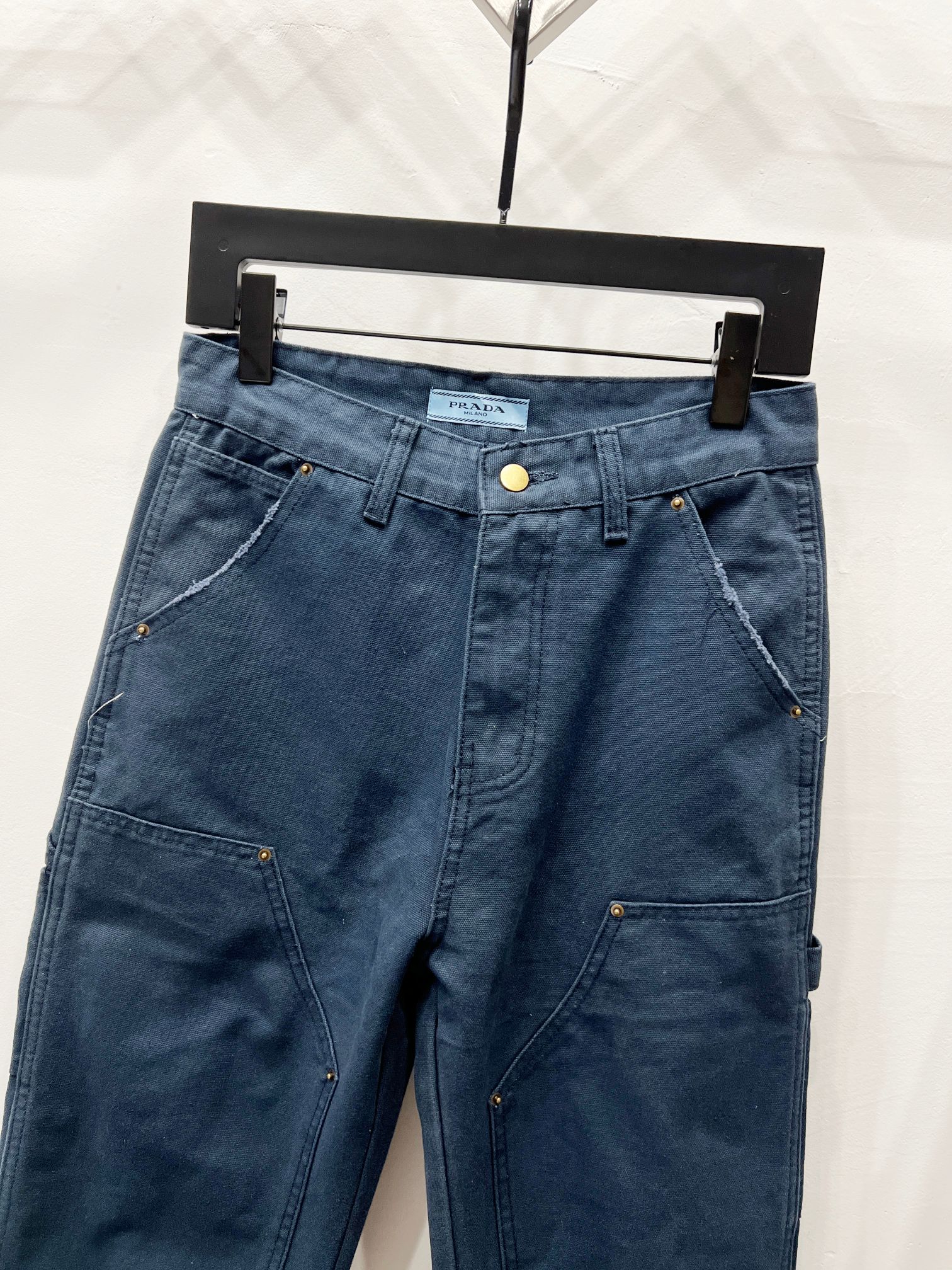 p130
款号:(K590)
PRADA 工装牛仔裤|把“松弛感”焊在腿上的狠货
在“精致与松弛”这件事上,PRADA 永远有独家解法——
✅ 立体多袋设计:前幅斜插袋+立体工装袋,后幅隐藏式贴袋,实用与造型感双在线,随手一插就是“不费力的时髦”
✅ 雾感丹宁面料:经过酵素水洗+石磨工艺,面料自带「旧旧的高级感」,垂坠感绝了,走路带风还藏肉
✅ 灵魂三角标:后腰经典三角徽标,是PRADA 老粉一眼懂的“身份暗号”,低调却自带高奢辨识度
微阔直筒裤型,对各种腿型都有“一键拉直”特效,155穿显腿长、185穿更藏肉~搭短打上衣露腰线、配廓形西装玩混搭,甚至踩双老爹鞋走Y2K 风…PRADA 给的时尚包容度,全在这条裤子里
从米兰秀场到citywalk 街头,这条工装牛仔把「PRADA 式松弛」拉满—— 穿上它,你踩的不是裤脚,是时装周级别的“effortless chic”底气 。
颜色:图片色
尺码:提供 30、32、34、36 码,精准适配多元身形,具体尺寸如下:
• 30 码:腰围(放平直度)74.0 ;坐围(浪上 9 厘米尺度)99.0 ;脾围(测度)61.0 ;脚围 42.0 ;外长 104.0
• 32 码:腰围(放平直度)79.0 ;坐围(浪上 9 厘米尺度)104.0 ;脾围(测度)63.5 ;脚围 44.0 ;外长 106.0
• 34 码:腰围(放平直度)84.0 ;坐围(浪上 9 厘米尺度)109.0 ;脾围(测度)66.0 ;脚围 46.0 ;外长 108.0
• 36 码:腰围(放平直度)89.0 ;坐围(浪上 9 厘米尺度)114.0 ;脾围(测度)68.5 ;脚围 48.0 ;外长 110.0
手工测量 1 - 2cm 误差属正常,不同身材都能锁住松弛廓形~