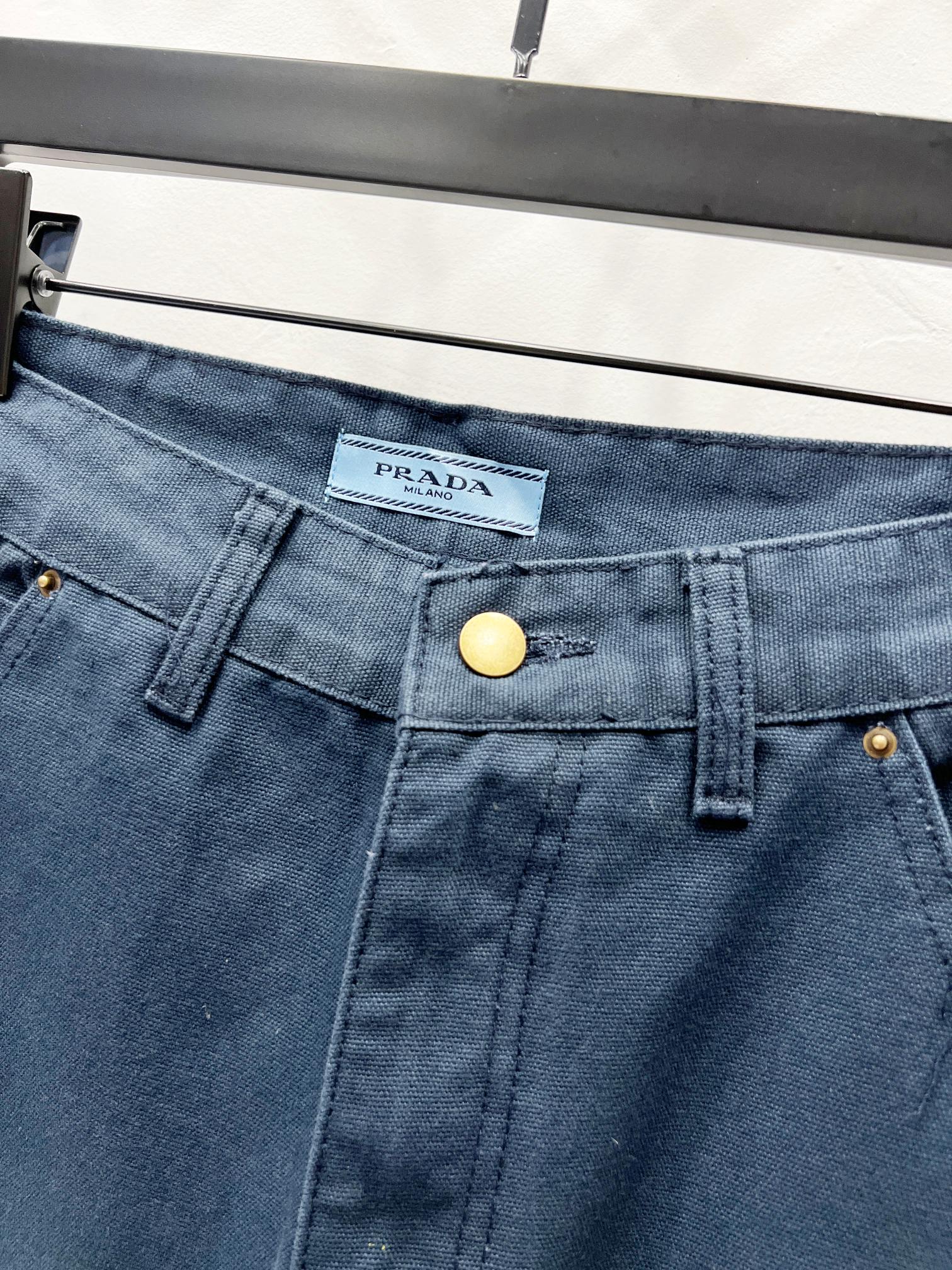 p130
款号:(K590)
PRADA 工装牛仔裤|把“松弛感”焊在腿上的狠货
在“精致与松弛”这件事上,PRADA 永远有独家解法——
✅ 立体多袋设计:前幅斜插袋+立体工装袋,后幅隐藏式贴袋,实用与造型感双在线,随手一插就是“不费力的时髦”
✅ 雾感丹宁面料:经过酵素水洗+石磨工艺,面料自带「旧旧的高级感」,垂坠感绝了,走路带风还藏肉
✅ 灵魂三角标:后腰经典三角徽标,是PRADA 老粉一眼懂的“身份暗号”,低调却自带高奢辨识度
微阔直筒裤型,对各种腿型都有“一键拉直”特效,155穿显腿长、185穿更藏肉~搭短打上衣露腰线、配廓形西装玩混搭,甚至踩双老爹鞋走Y2K 风…PRADA 给的时尚包容度,全在这条裤子里
从米兰秀场到citywalk 街头,这条工装牛仔把「PRADA 式松弛」拉满—— 穿上它,你踩的不是裤脚,是时装周级别的“effortless chic”底气 。
颜色:图片色
尺码:提供 30、32、34、36 码,精准适配多元身形,具体尺寸如下:
• 30 码:腰围(放平直度)74.0 ;坐围(浪上 9 厘米尺度)99.0 ;脾围(测度)61.0 ;脚围 42.0 ;外长 104.0
• 32 码:腰围(放平直度)79.0 ;坐围(浪上 9 厘米尺度)104.0 ;脾围(测度)63.5 ;脚围 44.0 ;外长 106.0
• 34 码:腰围(放平直度)84.0 ;坐围(浪上 9 厘米尺度)109.0 ;脾围(测度)66.0 ;脚围 46.0 ;外长 108.0
• 36 码:腰围(放平直度)89.0 ;坐围(浪上 9 厘米尺度)114.0 ;脾围(测度)68.5 ;脚围 48.0 ;外长 110.0
手工测量 1 - 2cm 误差属正常,不同身材都能锁住松弛廓形~