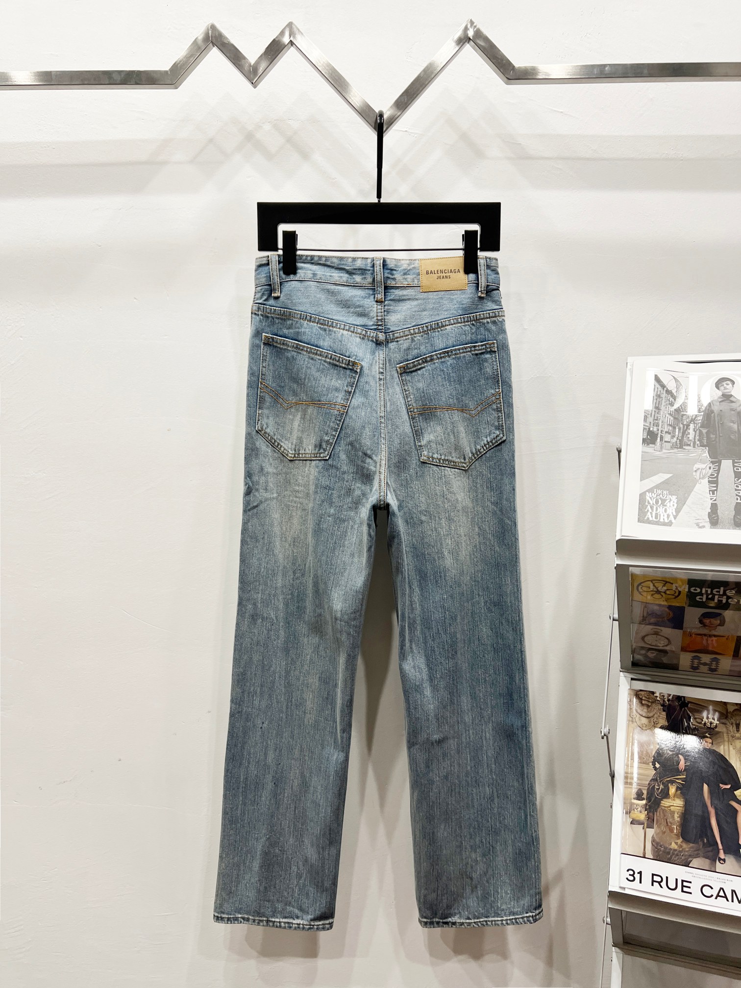 p130
款号:(K1160)
BALENCIAGA 竹节牛仔裤|把“不羁与高级”穿在身上
巴黎世家的基因里,本就流淌着颠覆与先锋。这条竹节牛仔裤,更是把品牌标志性的「先锋做旧美学」玩到极致——
✅ 竹节牛仔布:纬纱特意加入粗节纱,模拟手工纺纱的不规则纹理,每一条纹路都像「时光啃咬的痕迹」,自带故事感
✅ 重度水洗工艺:酶洗 + 树脂定型双管齐下,让面料既保留喇叭廓形的「垂直坠感」,又透出雾面哑光的松弛氛围
✅ 灵魂红标刺绣:裤身 BALENCIAGA 红标,是品牌身份的显性宣告,简约却自带「高奢辨识度」,随手一拍都是时尚硬照
它的微喇裤型,不挑身高、不挑腿型,视觉上疯狂「拉长拉直」双腿,搭配短上衣露腰线,或是叠穿卫衣玩混搭,甚至踩双老爹鞋走 Y2K 风…巴黎世家给的时尚包容度,全在这条裤子里
从秀场到街头,从“高奢玩家私藏”到“潮流圈必备硬货”,这条竹节牛仔裤,用巴黎世家式的先锋审美,重新定义「牛仔的高级感」—— 穿上它,你踩的不是裤脚,是时装周级别的时尚底气 。
颜色:图片色
尺码:30、32、34、36,精准尺码适配多元身形,具体尺寸如下:
• 30 码:腰围(放平直度)74.0;坐围(浪上 9 厘米尺度)106.0;脾围(浪底)65.0;脚围 49.0;外长 104.0
• 32 码:腰围(放平直度)79.0;坐围(浪上 9 厘米尺度)111.0;脾围(浪底)67.5;脚围 50.3;外长 106.0
• 34 码:腰围(放平直度)84.0;坐围(浪上 9 厘米尺度)116.0;脾围(浪底)70.0;脚围 51.6;外长 108.0
• 36 码:腰围(放平直度)89.0;坐围(浪上 9 厘米尺度)121.0;脾围(浪底)72.5;脚围 52.9;外长 110.0
手工测量 1 - 2cm 误差属正常,不同身材都能锁住松弛廓形~
