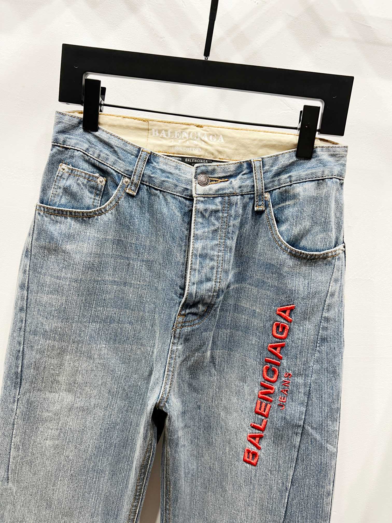 p130
款号:(K1160)
BALENCIAGA 竹节牛仔裤|把“不羁与高级”穿在身上
巴黎世家的基因里,本就流淌着颠覆与先锋。这条竹节牛仔裤,更是把品牌标志性的「先锋做旧美学」玩到极致——
✅ 竹节牛仔布:纬纱特意加入粗节纱,模拟手工纺纱的不规则纹理,每一条纹路都像「时光啃咬的痕迹」,自带故事感
✅ 重度水洗工艺:酶洗 + 树脂定型双管齐下,让面料既保留喇叭廓形的「垂直坠感」,又透出雾面哑光的松弛氛围
✅ 灵魂红标刺绣:裤身 BALENCIAGA 红标,是品牌身份的显性宣告,简约却自带「高奢辨识度」,随手一拍都是时尚硬照
它的微喇裤型,不挑身高、不挑腿型,视觉上疯狂「拉长拉直」双腿,搭配短上衣露腰线,或是叠穿卫衣玩混搭,甚至踩双老爹鞋走 Y2K 风…巴黎世家给的时尚包容度,全在这条裤子里
从秀场到街头,从“高奢玩家私藏”到“潮流圈必备硬货”,这条竹节牛仔裤,用巴黎世家式的先锋审美,重新定义「牛仔的高级感」—— 穿上它,你踩的不是裤脚,是时装周级别的时尚底气 。
颜色:图片色
尺码:30、32、34、36,精准尺码适配多元身形,具体尺寸如下:
• 30 码:腰围(放平直度)74.0;坐围(浪上 9 厘米尺度)106.0;脾围(浪底)65.0;脚围 49.0;外长 104.0
• 32 码:腰围(放平直度)79.0;坐围(浪上 9 厘米尺度)111.0;脾围(浪底)67.5;脚围 50.3;外长 106.0
• 34 码:腰围(放平直度)84.0;坐围(浪上 9 厘米尺度)116.0;脾围(浪底)70.0;脚围 51.6;外长 108.0
• 36 码:腰围(放平直度)89.0;坐围(浪上 9 厘米尺度)121.0;脾围(浪底)72.5;脚围 52.9;外长 110.0
手工测量 1 - 2cm 误差属正常,不同身材都能锁住松弛廓形~