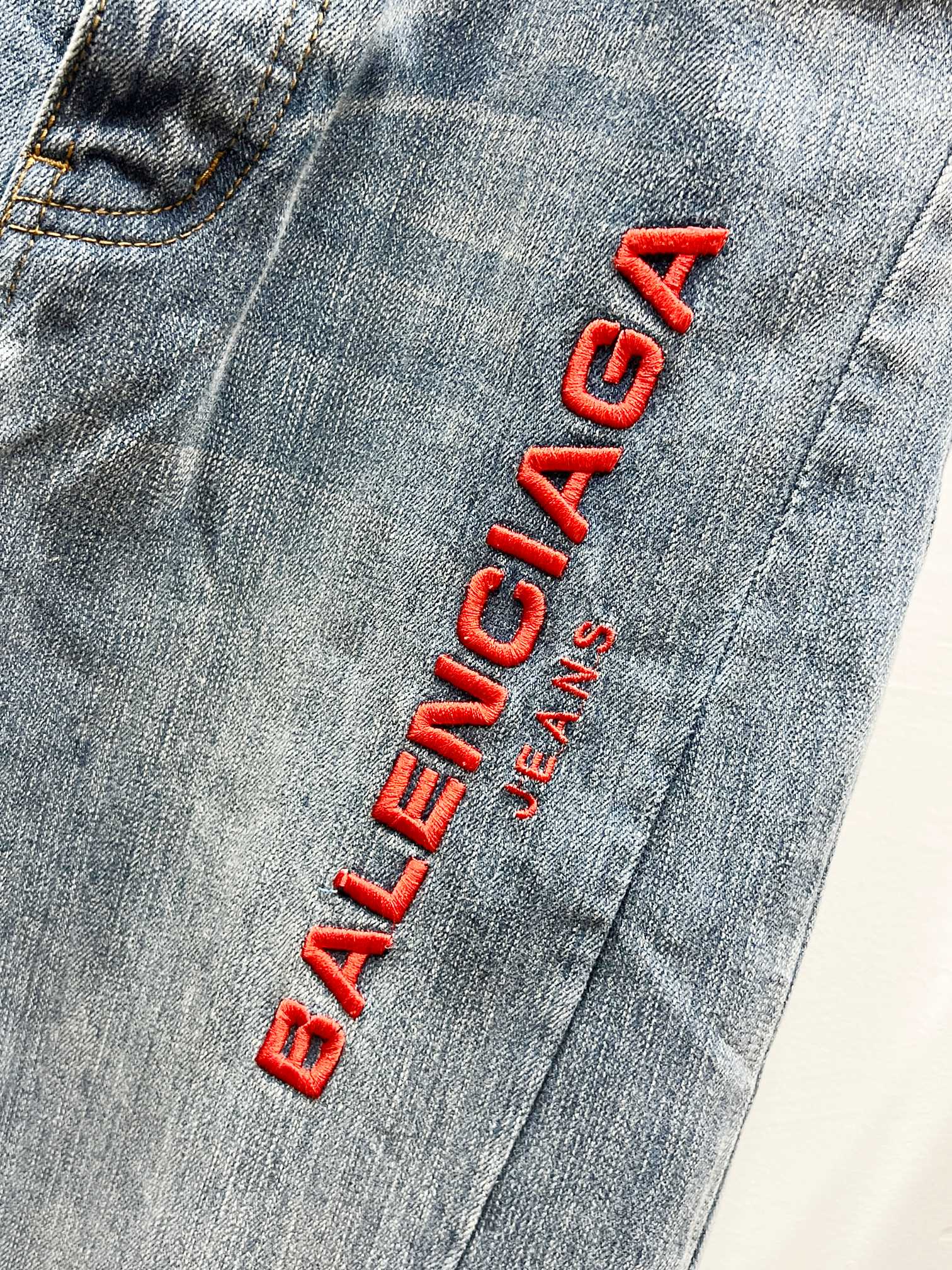 p130
款号:(K1160)
BALENCIAGA 竹节牛仔裤|把“不羁与高级”穿在身上
巴黎世家的基因里,本就流淌着颠覆与先锋。这条竹节牛仔裤,更是把品牌标志性的「先锋做旧美学」玩到极致——
✅ 竹节牛仔布:纬纱特意加入粗节纱,模拟手工纺纱的不规则纹理,每一条纹路都像「时光啃咬的痕迹」,自带故事感
✅ 重度水洗工艺:酶洗 + 树脂定型双管齐下,让面料既保留喇叭廓形的「垂直坠感」,又透出雾面哑光的松弛氛围
✅ 灵魂红标刺绣:裤身 BALENCIAGA 红标,是品牌身份的显性宣告,简约却自带「高奢辨识度」,随手一拍都是时尚硬照
它的微喇裤型,不挑身高、不挑腿型,视觉上疯狂「拉长拉直」双腿,搭配短上衣露腰线,或是叠穿卫衣玩混搭,甚至踩双老爹鞋走 Y2K 风…巴黎世家给的时尚包容度,全在这条裤子里
从秀场到街头,从“高奢玩家私藏”到“潮流圈必备硬货”,这条竹节牛仔裤,用巴黎世家式的先锋审美,重新定义「牛仔的高级感」—— 穿上它,你踩的不是裤脚,是时装周级别的时尚底气 。
颜色:图片色
尺码:30、32、34、36,精准尺码适配多元身形,具体尺寸如下:
• 30 码:腰围(放平直度)74.0;坐围(浪上 9 厘米尺度)106.0;脾围(浪底)65.0;脚围 49.0;外长 104.0
• 32 码:腰围(放平直度)79.0;坐围(浪上 9 厘米尺度)111.0;脾围(浪底)67.5;脚围 50.3;外长 106.0
• 34 码:腰围(放平直度)84.0;坐围(浪上 9 厘米尺度)116.0;脾围(浪底)70.0;脚围 51.6;外长 108.0
• 36 码:腰围(放平直度)89.0;坐围(浪上 9 厘米尺度)121.0;脾围(浪底)72.5;脚围 52.9;外长 110.0
手工测量 1 - 2cm 误差属正常,不同身材都能锁住松弛廓形~