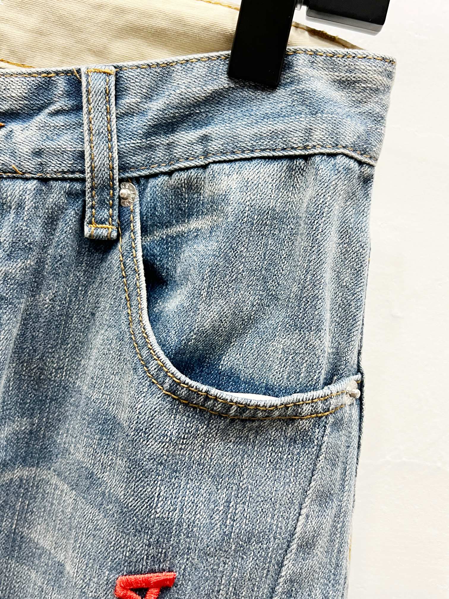 p130
款号:(K1160)
BALENCIAGA 竹节牛仔裤|把“不羁与高级”穿在身上
巴黎世家的基因里,本就流淌着颠覆与先锋。这条竹节牛仔裤,更是把品牌标志性的「先锋做旧美学」玩到极致——
✅ 竹节牛仔布:纬纱特意加入粗节纱,模拟手工纺纱的不规则纹理,每一条纹路都像「时光啃咬的痕迹」,自带故事感
✅ 重度水洗工艺:酶洗 + 树脂定型双管齐下,让面料既保留喇叭廓形的「垂直坠感」,又透出雾面哑光的松弛氛围
✅ 灵魂红标刺绣:裤身 BALENCIAGA 红标,是品牌身份的显性宣告,简约却自带「高奢辨识度」,随手一拍都是时尚硬照
它的微喇裤型,不挑身高、不挑腿型,视觉上疯狂「拉长拉直」双腿,搭配短上衣露腰线,或是叠穿卫衣玩混搭,甚至踩双老爹鞋走 Y2K 风…巴黎世家给的时尚包容度,全在这条裤子里
从秀场到街头,从“高奢玩家私藏”到“潮流圈必备硬货”,这条竹节牛仔裤,用巴黎世家式的先锋审美,重新定义「牛仔的高级感」—— 穿上它,你踩的不是裤脚,是时装周级别的时尚底气 。
颜色:图片色
尺码:30、32、34、36,精准尺码适配多元身形,具体尺寸如下:
• 30 码:腰围(放平直度)74.0;坐围(浪上 9 厘米尺度)106.0;脾围(浪底)65.0;脚围 49.0;外长 104.0
• 32 码:腰围(放平直度)79.0;坐围(浪上 9 厘米尺度)111.0;脾围(浪底)67.5;脚围 50.3;外长 106.0
• 34 码:腰围(放平直度)84.0;坐围(浪上 9 厘米尺度)116.0;脾围(浪底)70.0;脚围 51.6;外长 108.0
• 36 码:腰围(放平直度)89.0;坐围(浪上 9 厘米尺度)121.0;脾围(浪底)72.5;脚围 52.9;外长 110.0
手工测量 1 - 2cm 误差属正常,不同身材都能锁住松弛廓形~