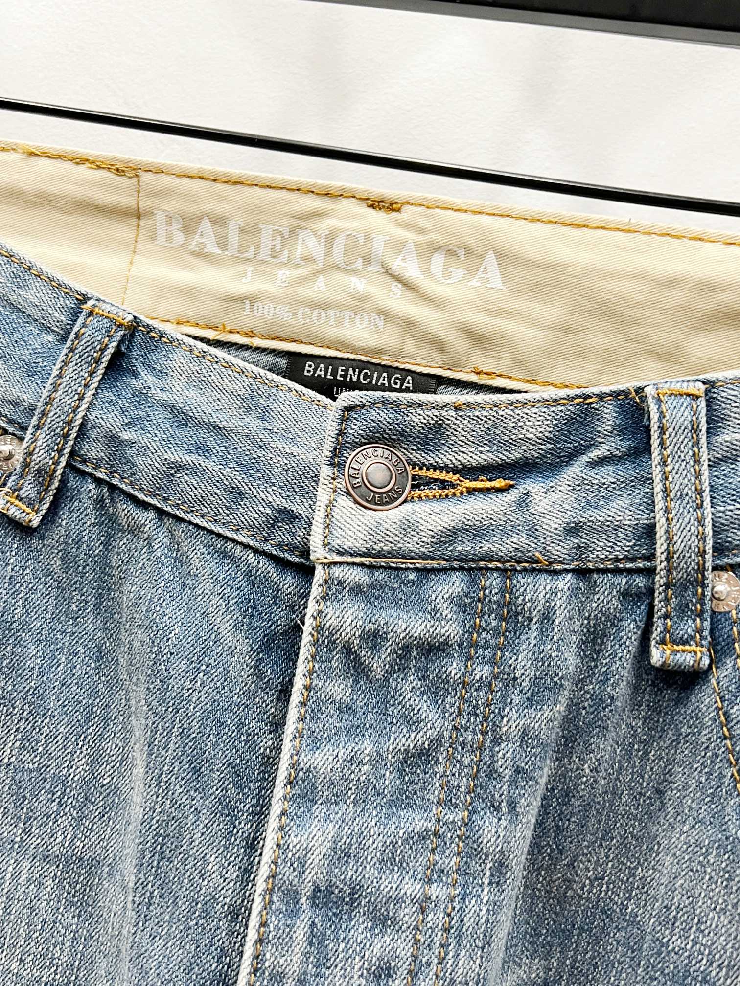 p130
款号:(K1160)
BALENCIAGA 竹节牛仔裤|把“不羁与高级”穿在身上
巴黎世家的基因里,本就流淌着颠覆与先锋。这条竹节牛仔裤,更是把品牌标志性的「先锋做旧美学」玩到极致——
✅ 竹节牛仔布:纬纱特意加入粗节纱,模拟手工纺纱的不规则纹理,每一条纹路都像「时光啃咬的痕迹」,自带故事感
✅ 重度水洗工艺:酶洗 + 树脂定型双管齐下,让面料既保留喇叭廓形的「垂直坠感」,又透出雾面哑光的松弛氛围
✅ 灵魂红标刺绣:裤身 BALENCIAGA 红标,是品牌身份的显性宣告,简约却自带「高奢辨识度」,随手一拍都是时尚硬照
它的微喇裤型,不挑身高、不挑腿型,视觉上疯狂「拉长拉直」双腿,搭配短上衣露腰线,或是叠穿卫衣玩混搭,甚至踩双老爹鞋走 Y2K 风…巴黎世家给的时尚包容度,全在这条裤子里
从秀场到街头,从“高奢玩家私藏”到“潮流圈必备硬货”,这条竹节牛仔裤,用巴黎世家式的先锋审美,重新定义「牛仔的高级感」—— 穿上它,你踩的不是裤脚,是时装周级别的时尚底气 。
颜色:图片色
尺码:30、32、34、36,精准尺码适配多元身形,具体尺寸如下:
• 30 码:腰围(放平直度)74.0;坐围(浪上 9 厘米尺度)106.0;脾围(浪底)65.0;脚围 49.0;外长 104.0
• 32 码:腰围(放平直度)79.0;坐围(浪上 9 厘米尺度)111.0;脾围(浪底)67.5;脚围 50.3;外长 106.0
• 34 码:腰围(放平直度)84.0;坐围(浪上 9 厘米尺度)116.0;脾围(浪底)70.0;脚围 51.6;外长 108.0
• 36 码:腰围(放平直度)89.0;坐围(浪上 9 厘米尺度)121.0;脾围(浪底)72.5;脚围 52.9;外长 110.0
手工测量 1 - 2cm 误差属正常,不同身材都能锁住松弛廓形~