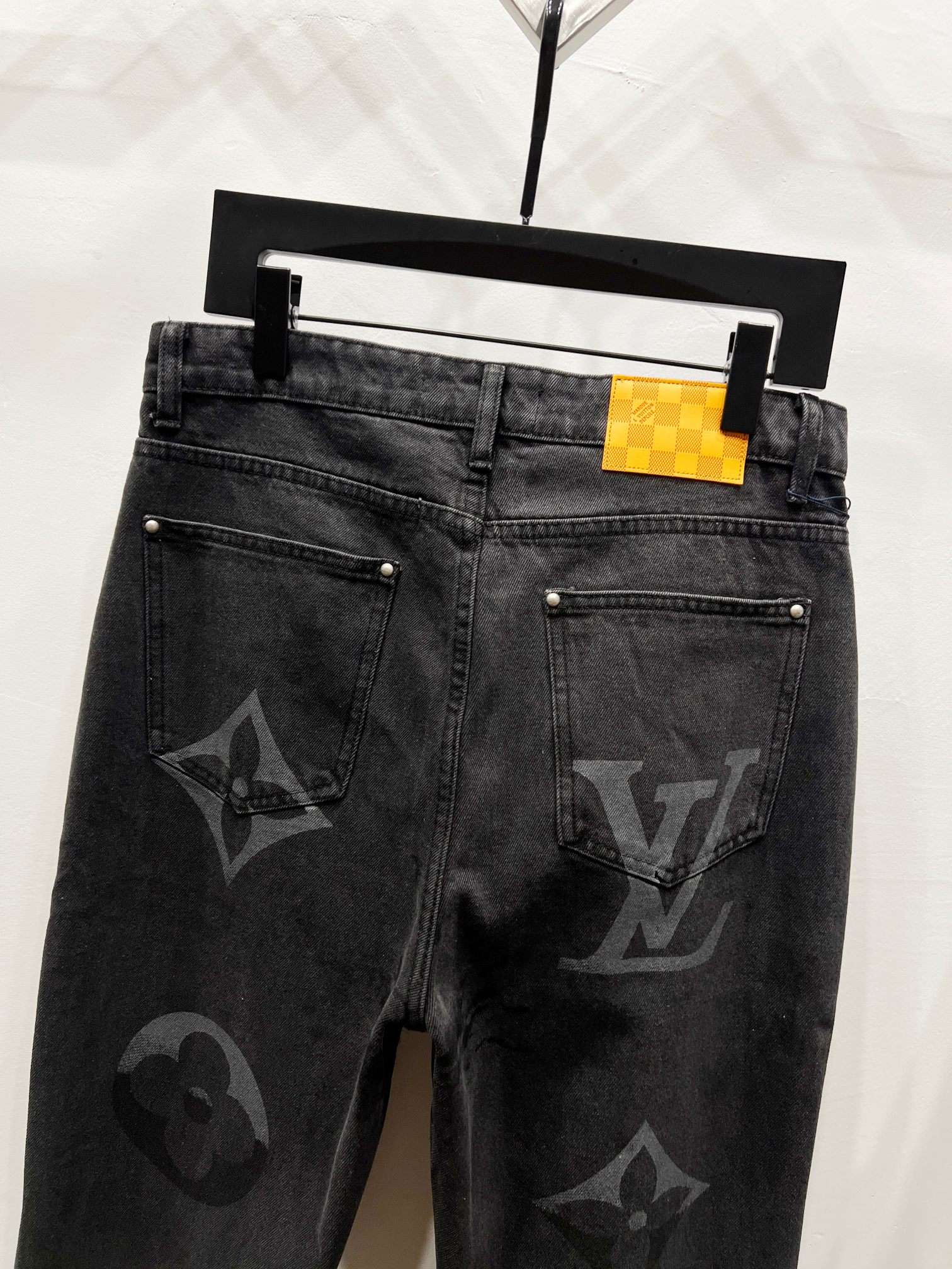 p125
款号:(K1250)
【上新】LOUIS VUITTON丨路易威登 牛仔裤-

lv超火牛分享，超绝的王炸单品
标准版型
丹宁布铺陈全幅Damoflage 提花
Marque L. Vuitton déposée 标识融入图案胸前翻盖口袋
	
分开单独穿的效果会更好看

🔘颜色：
