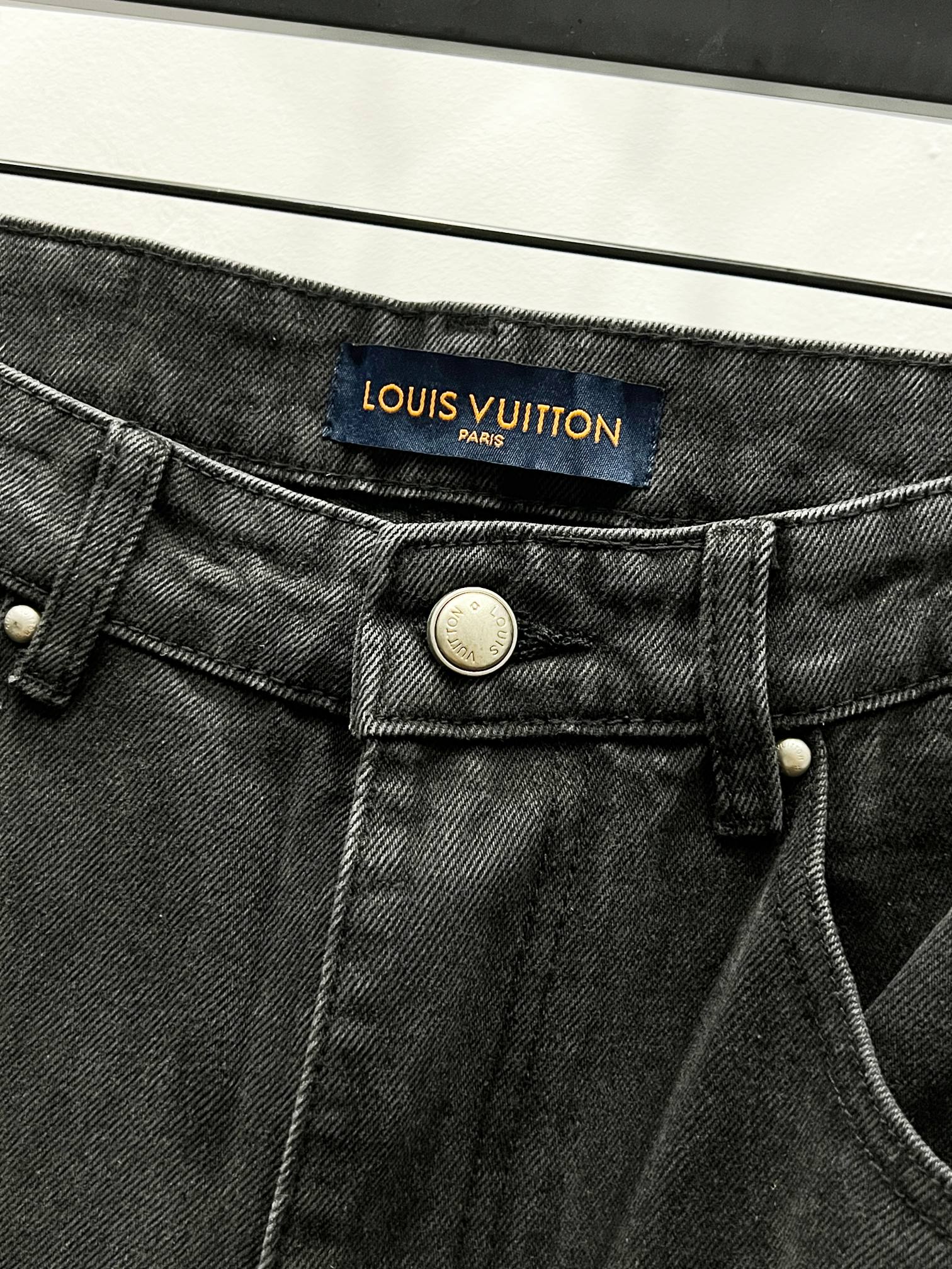 p125
款号:(K1250)
【上新】LOUIS VUITTON丨路易威登 牛仔裤-

lv超火牛分享，超绝的王炸单品
标准版型
丹宁布铺陈全幅Damoflage 提花
Marque L. Vuitton déposée 标识融入图案胸前翻盖口袋
	
分开单独穿的效果会更好看

🔘颜色：
