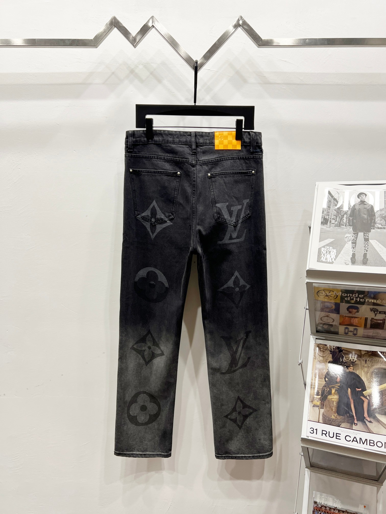p125
款号:(K1250)
【上新】LOUIS VUITTON丨路易威登 牛仔裤-

lv超火牛分享，超绝的王炸单品
标准版型
丹宁布铺陈全幅Damoflage 提花
Marque L. Vuitton déposée 标识融入图案胸前翻盖口袋
	
分开单独穿的效果会更好看

🔘颜色：
