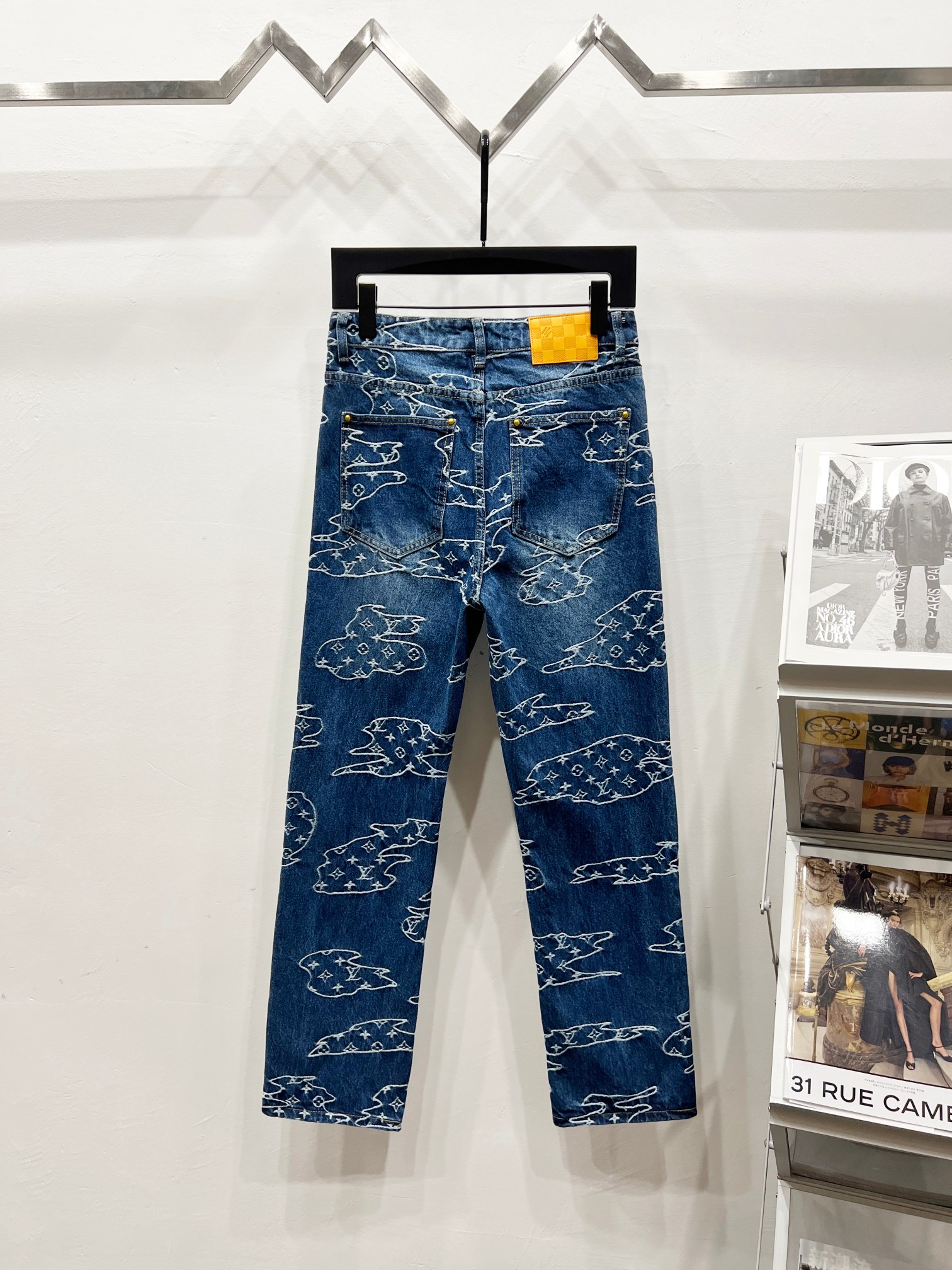 p130
款号:(K1320)
【上新】LOUIS VUITTON丨路易威登 牛仔裤-
lv超火牛分享,超绝的王炸单品
标准版型
丹宁布铺陈全幅Damoflage 提花
Marque L. Vuitton déposée 标识融入图案胸前翻盖口袋
分开单独穿的效果会更好看
🔘颜色:蓝色