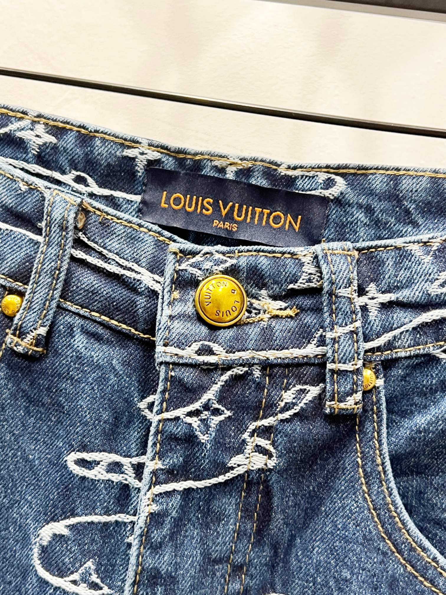 p130
款号:(K1320)
【上新】LOUIS VUITTON丨路易威登 牛仔裤-
lv超火牛分享,超绝的王炸单品
标准版型
丹宁布铺陈全幅Damoflage 提花
Marque L. Vuitton déposée 标识融入图案胸前翻盖口袋
分开单独穿的效果会更好看
🔘颜色:蓝色