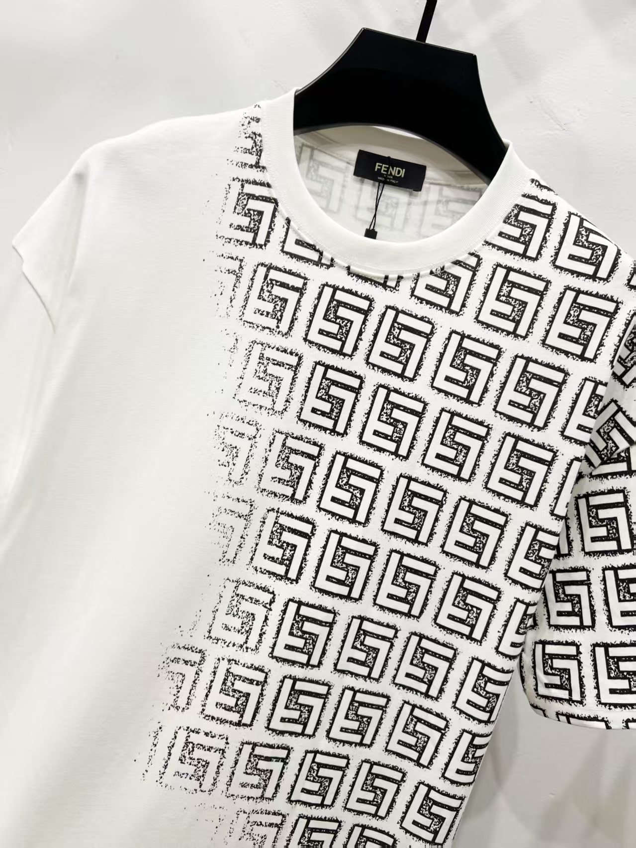 p90
FENDI 芬迪2025春夏新款经典logo 满印渐变圆领短袖T恤
纯棉面料 手感柔软细腻 穿着亲肤舒适原版面料 官方同款 短袖T恤
定制320克面料 手感非常舒服
无论是日常穿搭还是参加派对,都能展示出您的时尚品味和个性。这款短袖具有舒适的剪裁和休闲风格,适合各种场合。趁着限量发售,赶紧抓住机会拥有这个炙手可热的潮流单品!不容错过
颜色:黑色,白色
尺码:s—xl