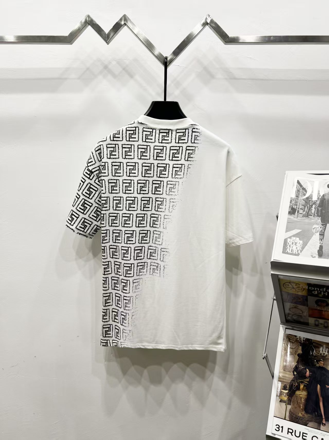 p90
FENDI 芬迪2025春夏新款经典logo 满印渐变圆领短袖T恤
纯棉面料 手感柔软细腻 穿着亲肤舒适原版面料 官方同款 短袖T恤
定制320克面料 手感非常舒服
无论是日常穿搭还是参加派对,都能展示出您的时尚品味和个性。这款短袖具有舒适的剪裁和休闲风格,适合各种场合。趁着限量发售,赶紧抓住机会拥有这个炙手可热的潮流单品!不容错过
颜色:黑色,白色
尺码:s—xl