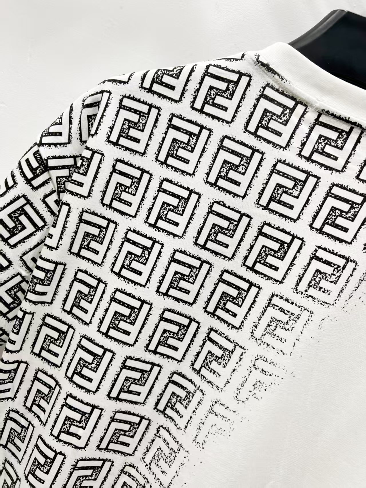 p90
FENDI 芬迪2025春夏新款经典logo 满印渐变圆领短袖T恤
纯棉面料 手感柔软细腻 穿着亲肤舒适原版面料 官方同款 短袖T恤
定制320克面料 手感非常舒服
无论是日常穿搭还是参加派对,都能展示出您的时尚品味和个性。这款短袖具有舒适的剪裁和休闲风格,适合各种场合。趁着限量发售,赶紧抓住机会拥有这个炙手可热的潮流单品!不容错过
颜色:黑色,白色
尺码:s—xl
