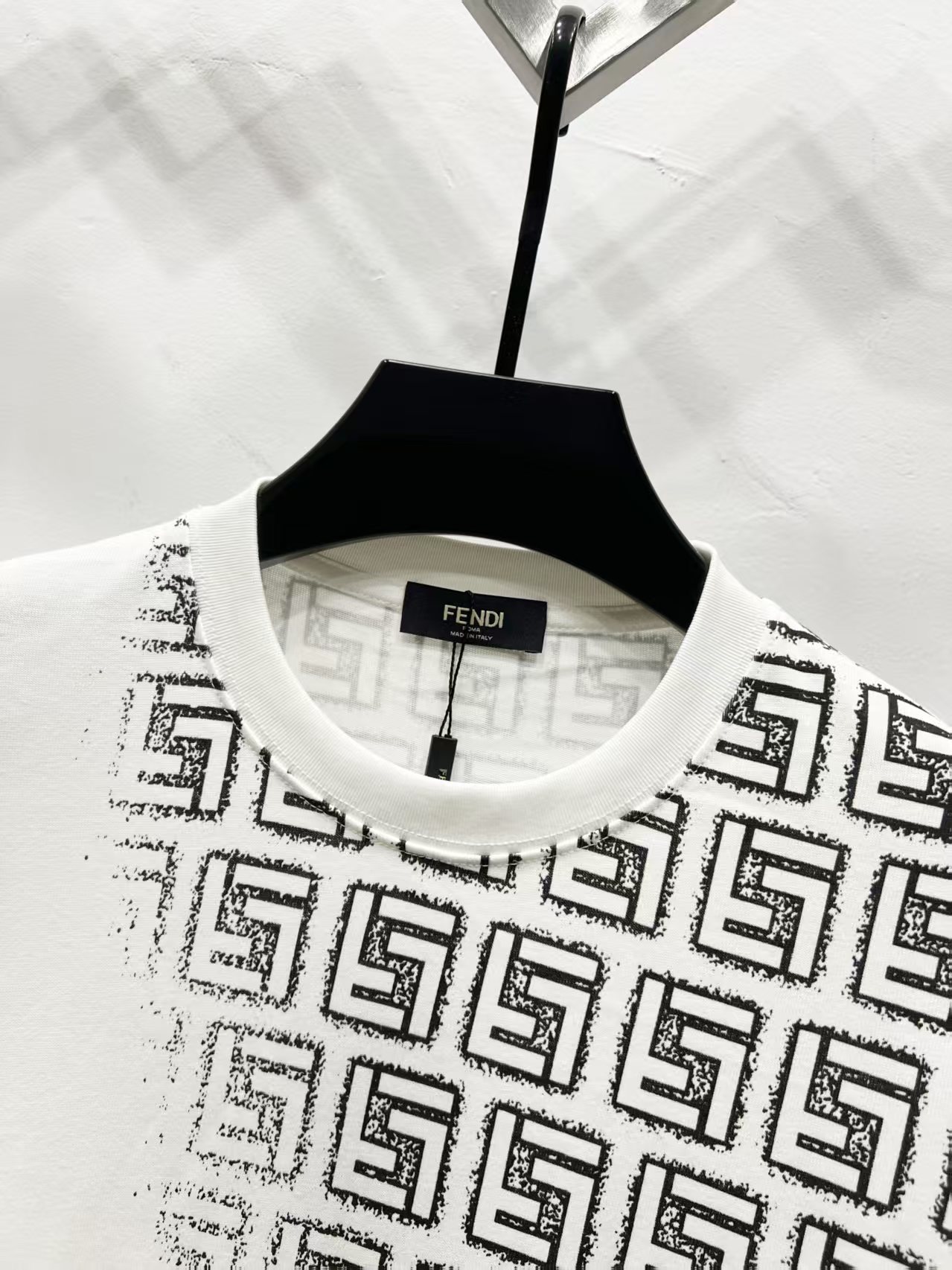 p90
FENDI 芬迪2025春夏新款经典logo 满印渐变圆领短袖T恤
纯棉面料 手感柔软细腻 穿着亲肤舒适原版面料 官方同款 短袖T恤
定制320克面料 手感非常舒服
无论是日常穿搭还是参加派对,都能展示出您的时尚品味和个性。这款短袖具有舒适的剪裁和休闲风格,适合各种场合。趁着限量发售,赶紧抓住机会拥有这个炙手可热的潮流单品!不容错过
颜色:黑色,白色
尺码:s—xl