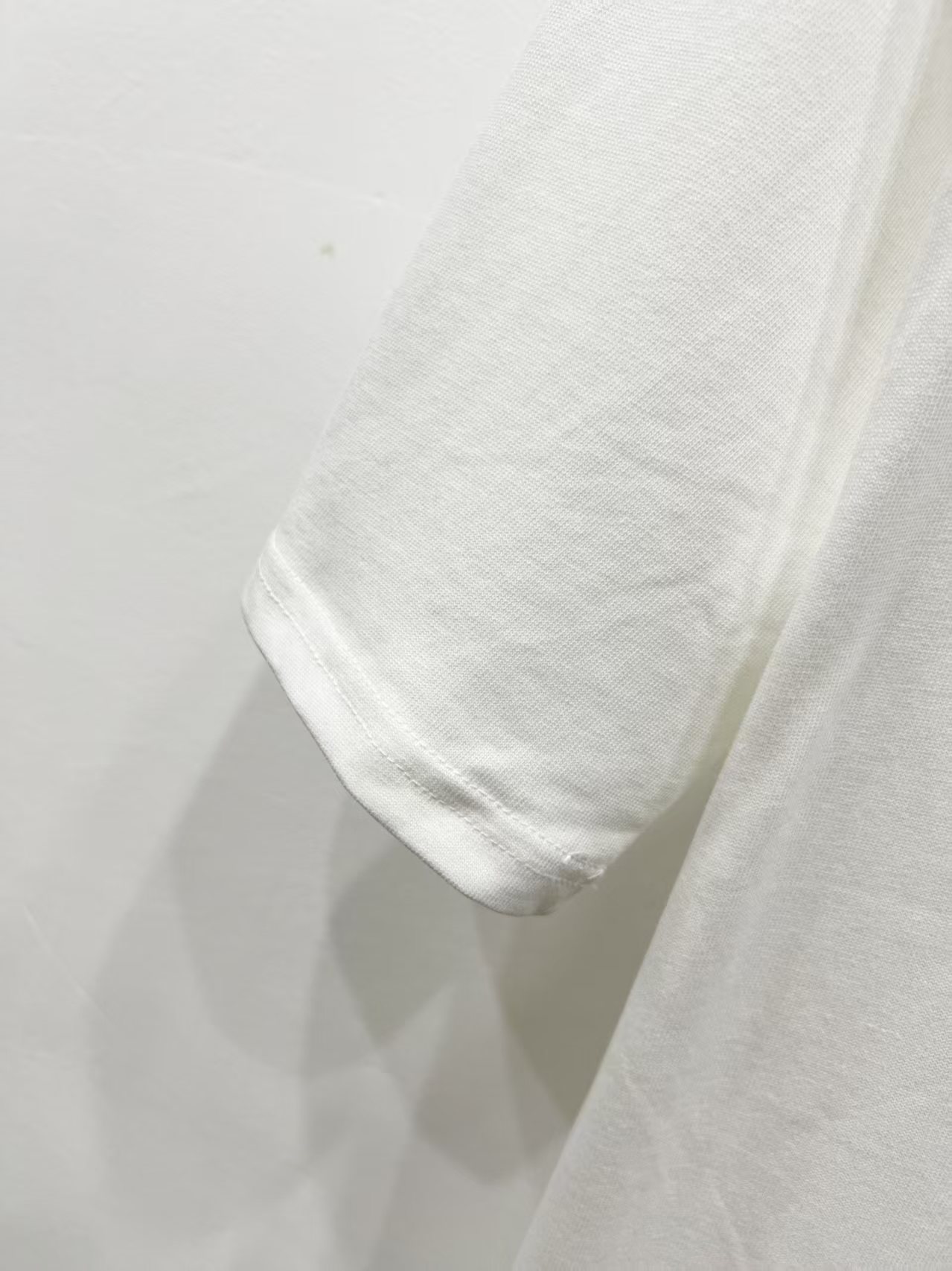 p90
FENDI 芬迪2025春夏新款经典logo 满印渐变圆领短袖T恤
纯棉面料 手感柔软细腻 穿着亲肤舒适原版面料 官方同款 短袖T恤
定制320克面料 手感非常舒服
无论是日常穿搭还是参加派对,都能展示出您的时尚品味和个性。这款短袖具有舒适的剪裁和休闲风格,适合各种场合。趁着限量发售,赶紧抓住机会拥有这个炙手可热的潮流单品!不容错过
颜色:黑色,白色
尺码:s—xl