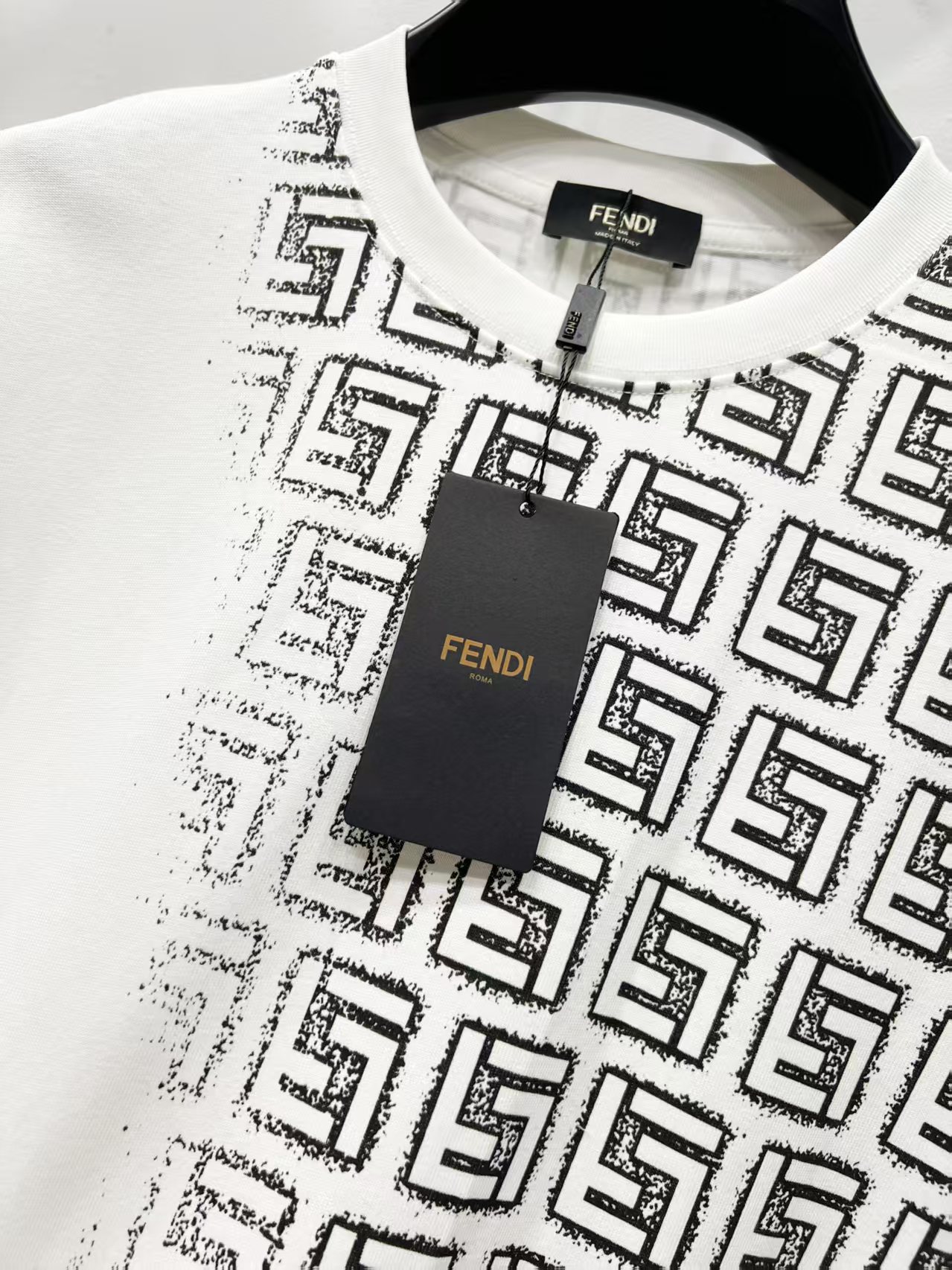 p90
FENDI 芬迪2025春夏新款经典logo 满印渐变圆领短袖T恤
纯棉面料 手感柔软细腻 穿着亲肤舒适原版面料 官方同款 短袖T恤
定制320克面料 手感非常舒服
无论是日常穿搭还是参加派对,都能展示出您的时尚品味和个性。这款短袖具有舒适的剪裁和休闲风格,适合各种场合。趁着限量发售,赶紧抓住机会拥有这个炙手可热的潮流单品!不容错过
颜色:黑色,白色
尺码:s—xl