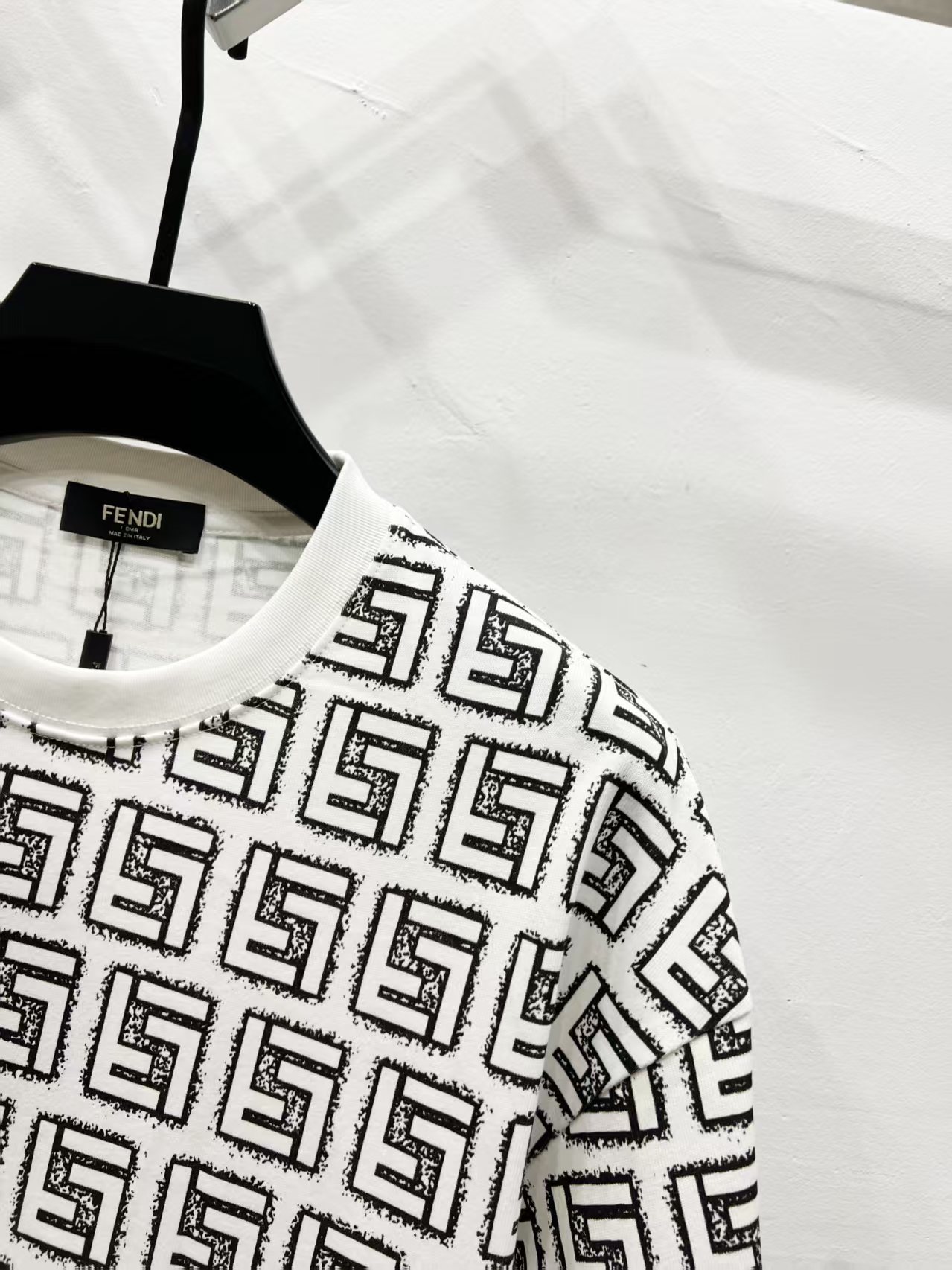 p90
FENDI 芬迪2025春夏新款经典logo 满印渐变圆领短袖T恤
纯棉面料 手感柔软细腻 穿着亲肤舒适原版面料 官方同款 短袖T恤
定制320克面料 手感非常舒服
无论是日常穿搭还是参加派对,都能展示出您的时尚品味和个性。这款短袖具有舒适的剪裁和休闲风格,适合各种场合。趁着限量发售,赶紧抓住机会拥有这个炙手可热的潮流单品!不容错过
颜色:黑色,白色
尺码:s—xl