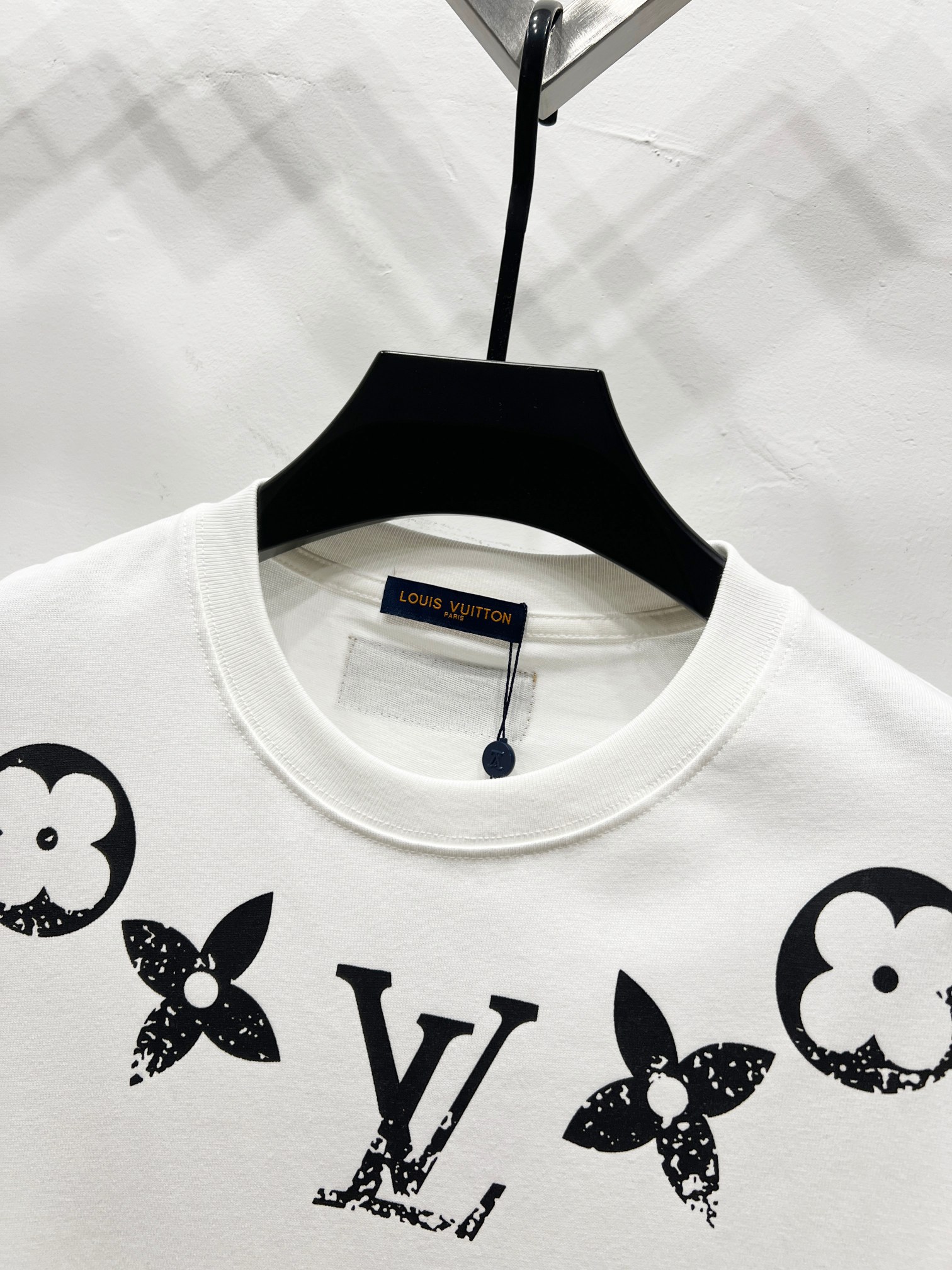 p85
Louis Vuitton 路易威登项链经典图案圆领短袖T恤
▪️面料: 300重磅纯棉,随意对比
▪️采用特定重磅32S精棉平纹针织面料,300克重;搭配32s+70D拉架螺纹,300 95/精棉*5%氨纶双纱罗纹。精纺棉材质轻薄透气,上手棉感偏强,透气性吸湿性强;螺纹运用混纺工艺,织成精梳棉布料,使面料摸上去就十分柔软。精纺棉材质轻薄透气,上手棉感偏强,透气性吸湿性强;不易出褶亦不需要特别打理。罗纹引进的32针高端纺织,70D超细弹力缝线,接近无感的走线,舒适贴合身形。
▪️全套新款路易威登辅料
▪️男女同款均可驾驭
▪️区别市面版本 随意对比
▪️颜色:黑色 白色
▪️尺码:S-XL
