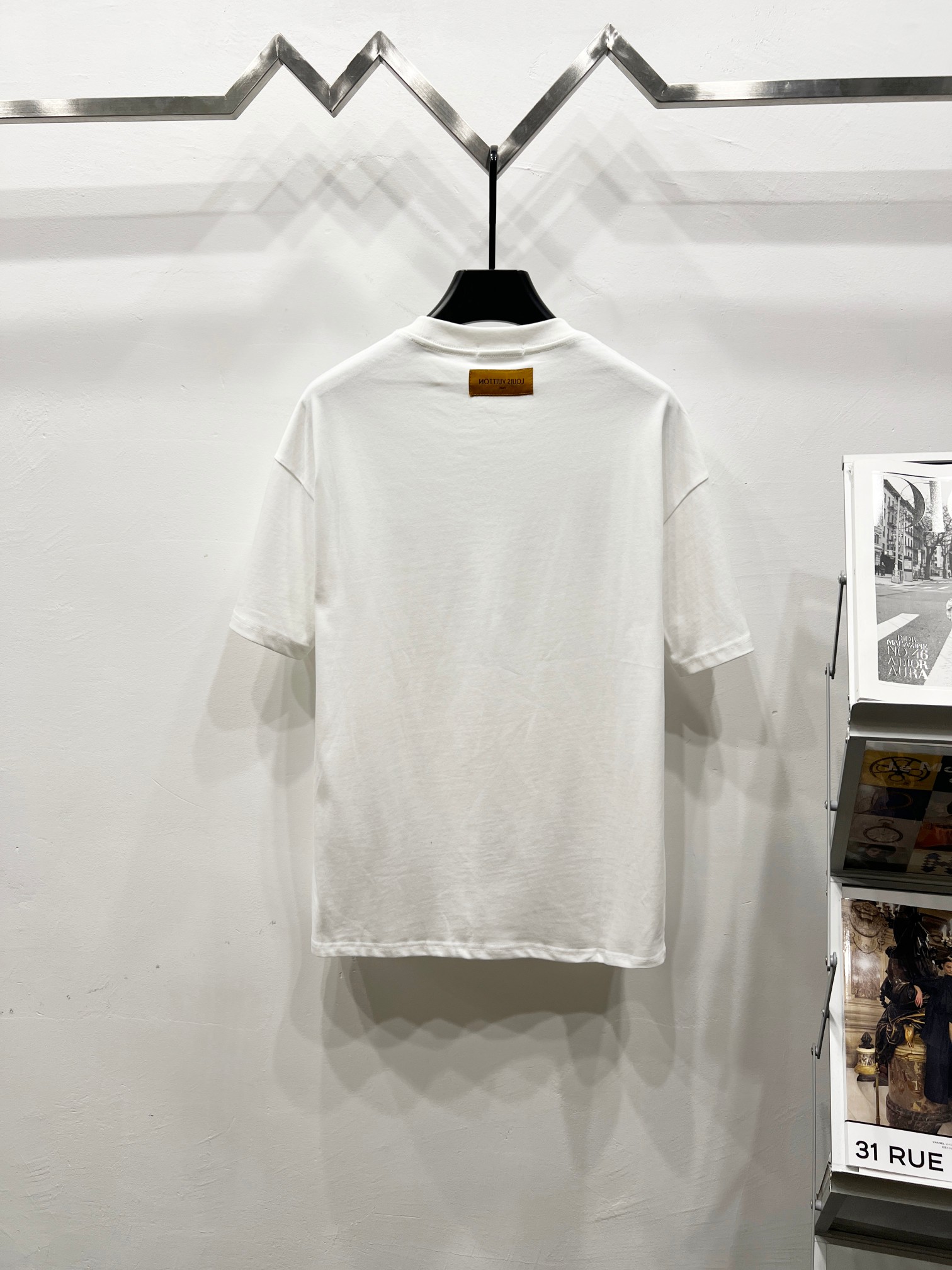 p85
Louis Vuitton 路易威登项链经典图案圆领短袖T恤
▪️面料: 300重磅纯棉,随意对比
▪️采用特定重磅32S精棉平纹针织面料,300克重;搭配32s+70D拉架螺纹,300 95/精棉*5%氨纶双纱罗纹。精纺棉材质轻薄透气,上手棉感偏强,透气性吸湿性强;螺纹运用混纺工艺,织成精梳棉布料,使面料摸上去就十分柔软。精纺棉材质轻薄透气,上手棉感偏强,透气性吸湿性强;不易出褶亦不需要特别打理。罗纹引进的32针高端纺织,70D超细弹力缝线,接近无感的走线,舒适贴合身形。
▪️全套新款路易威登辅料
▪️男女同款均可驾驭
▪️区别市面版本 随意对比
▪️颜色:黑色 白色
▪️尺码:S-XL