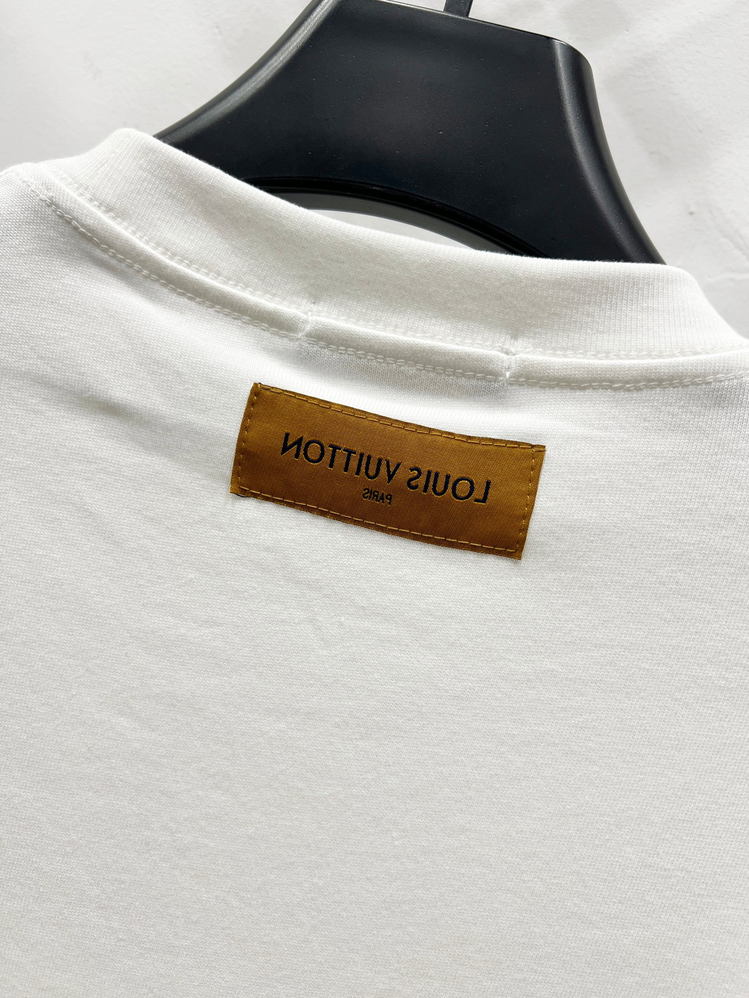 p85
Louis Vuitton 路易威登项链经典图案圆领短袖T恤
▪️面料: 300重磅纯棉,随意对比
▪️采用特定重磅32S精棉平纹针织面料,300克重;搭配32s+70D拉架螺纹,300 95/精棉*5%氨纶双纱罗纹。精纺棉材质轻薄透气,上手棉感偏强,透气性吸湿性强;螺纹运用混纺工艺,织成精梳棉布料,使面料摸上去就十分柔软。精纺棉材质轻薄透气,上手棉感偏强,透气性吸湿性强;不易出褶亦不需要特别打理。罗纹引进的32针高端纺织,70D超细弹力缝线,接近无感的走线,舒适贴合身形。
▪️全套新款路易威登辅料
▪️男女同款均可驾驭
▪️区别市面版本 随意对比
▪️颜色:黑色 白色
▪️尺码:S-XL