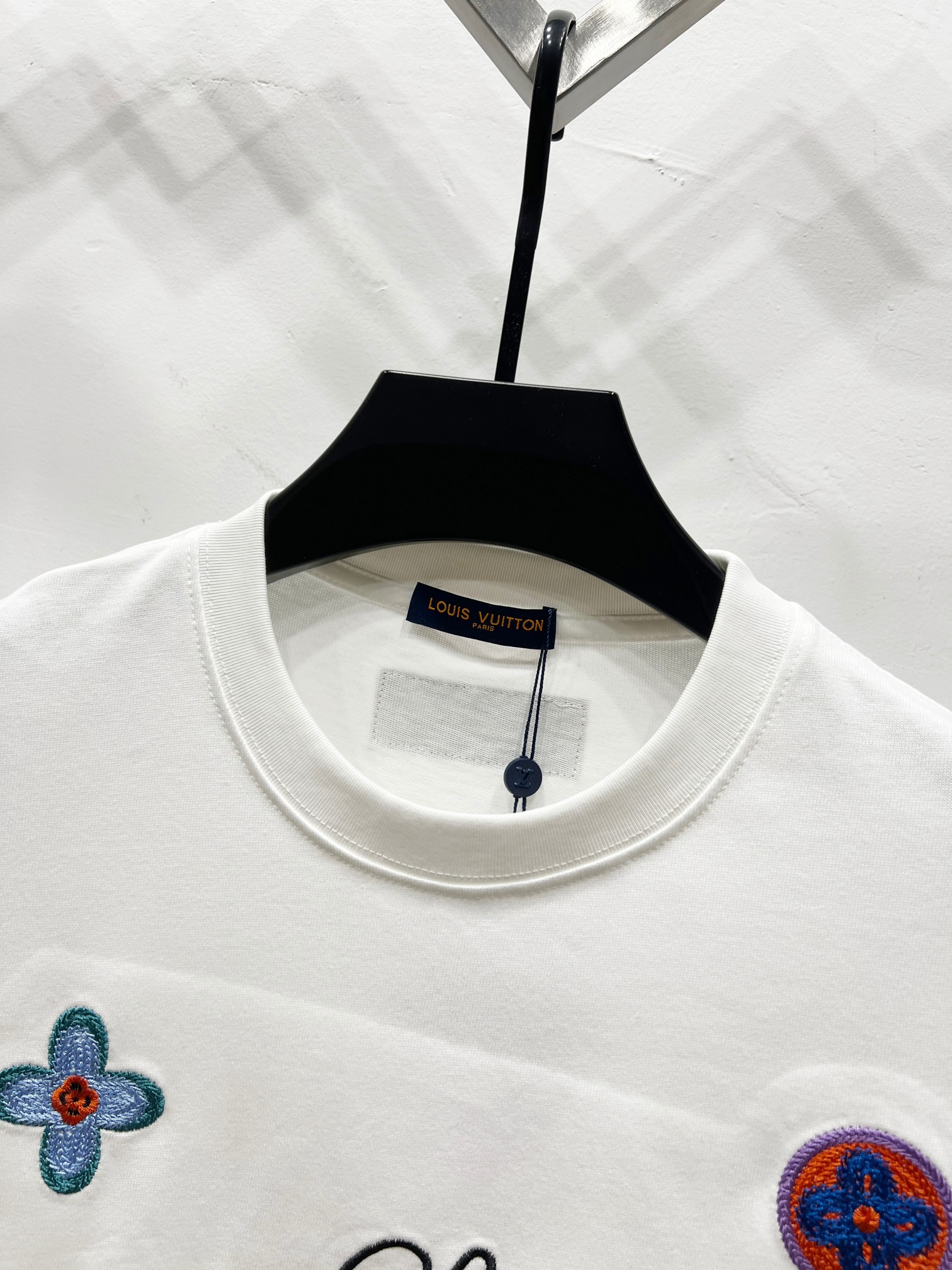 p90
LOUIS VUITTON/路易威登LV 2025新款多巴胺彩色老花logo刺绣短袖圆领T恤
面料采用320G 100%纯棉双纱面料 同缸定染特种加粗32支双股1X1螺纹克纯棉面料，保证舒适性同时透气冰爽的同时又不透底！面料上身有型弹性不紧绷日常通勤运动统统yyds

-肩膀采用双针车线跨缝工艺后领口处采用纯棉拉条提升了后颈接触的舒适度布面干净.布纹清晰，柔软舒适

- 全套定制的原版辅料，吊牌，洗水，主唛，防潮纸统统安排到位。版型釆用OS宽松落肩版型.男女同款

Louis Vuitton，法国路威酩轩集团-LVMH旗下品牌，著名奢侈品箱包和皮具品牌，百余年的传奇经典，全球时尚旅行艺术的精致象征。印有&ldquo;LV&rdquo;标志这一独特图案的交织字母帆布包，伴随着丰富的传奇色彩和雅典的设计而成为时尚之经典。延续至今，不论后来延伸出来的皮件、丝巾或手表、笔、服装，都是以崇尚精致、品质、舒适的&ldquo;旅行哲学&rdquo;，作为设计理念。

颜色：黑色 白色

Size: S-XL