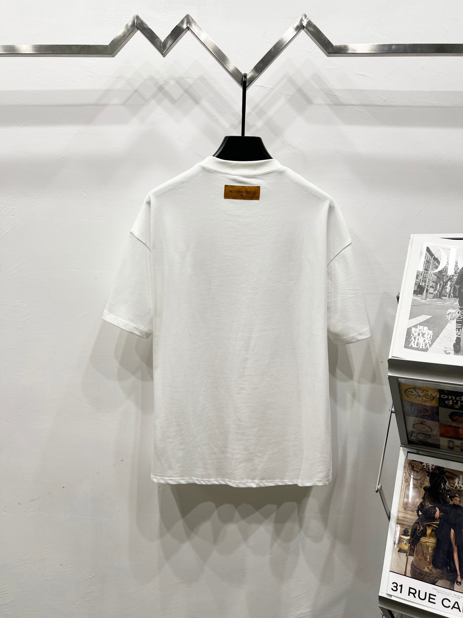 p90
LOUIS VUITTON/路易威登LV 2025新款多巴胺彩色老花logo刺绣短袖圆领T恤
面料采用320G 100%纯棉双纱面料 同缸定染特种加粗32支双股1X1螺纹克纯棉面料，保证舒适性同时透气冰爽的同时又不透底！面料上身有型弹性不紧绷日常通勤运动统统yyds

-肩膀采用双针车线跨缝工艺后领口处采用纯棉拉条提升了后颈接触的舒适度布面干净.布纹清晰，柔软舒适

- 全套定制的原版辅料，吊牌，洗水，主唛，防潮纸统统安排到位。版型釆用OS宽松落肩版型.男女同款

Louis Vuitton，法国路威酩轩集团-LVMH旗下品牌，著名奢侈品箱包和皮具品牌，百余年的传奇经典，全球时尚旅行艺术的精致象征。印有&ldquo;LV&rdquo;标志这一独特图案的交织字母帆布包，伴随着丰富的传奇色彩和雅典的设计而成为时尚之经典。延续至今，不论后来延伸出来的皮件、丝巾或手表、笔、服装，都是以崇尚精致、品质、舒适的&ldquo;旅行哲学&rdquo;，作为设计理念。

颜色：黑色 白色

Size: S-XL