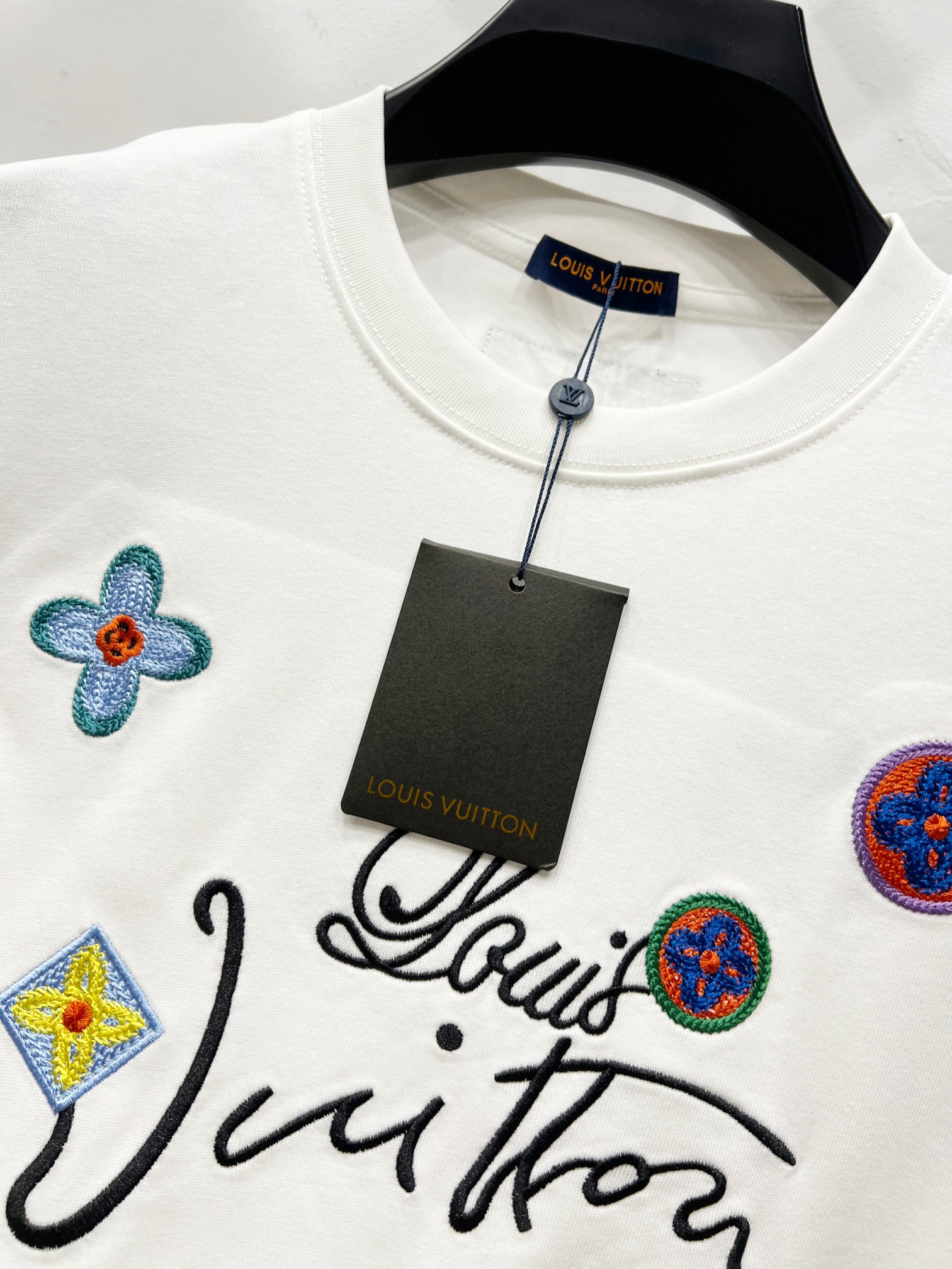 p90
LOUIS VUITTON/路易威登LV 2025新款多巴胺彩色老花logo刺绣短袖圆领T恤
面料采用320G 100%纯棉双纱面料 同缸定染特种加粗32支双股1X1螺纹克纯棉面料，保证舒适性同时透气冰爽的同时又不透底！面料上身有型弹性不紧绷日常通勤运动统统yyds

-肩膀采用双针车线跨缝工艺后领口处采用纯棉拉条提升了后颈接触的舒适度布面干净.布纹清晰，柔软舒适

- 全套定制的原版辅料，吊牌，洗水，主唛，防潮纸统统安排到位。版型釆用OS宽松落肩版型.男女同款

Louis Vuitton，法国路威酩轩集团-LVMH旗下品牌，著名奢侈品箱包和皮具品牌，百余年的传奇经典，全球时尚旅行艺术的精致象征。印有&ldquo;LV&rdquo;标志这一独特图案的交织字母帆布包，伴随着丰富的传奇色彩和雅典的设计而成为时尚之经典。延续至今，不论后来延伸出来的皮件、丝巾或手表、笔、服装，都是以崇尚精致、品质、舒适的&ldquo;旅行哲学&rdquo;，作为设计理念。

颜色：黑色 白色

Size: S-XL