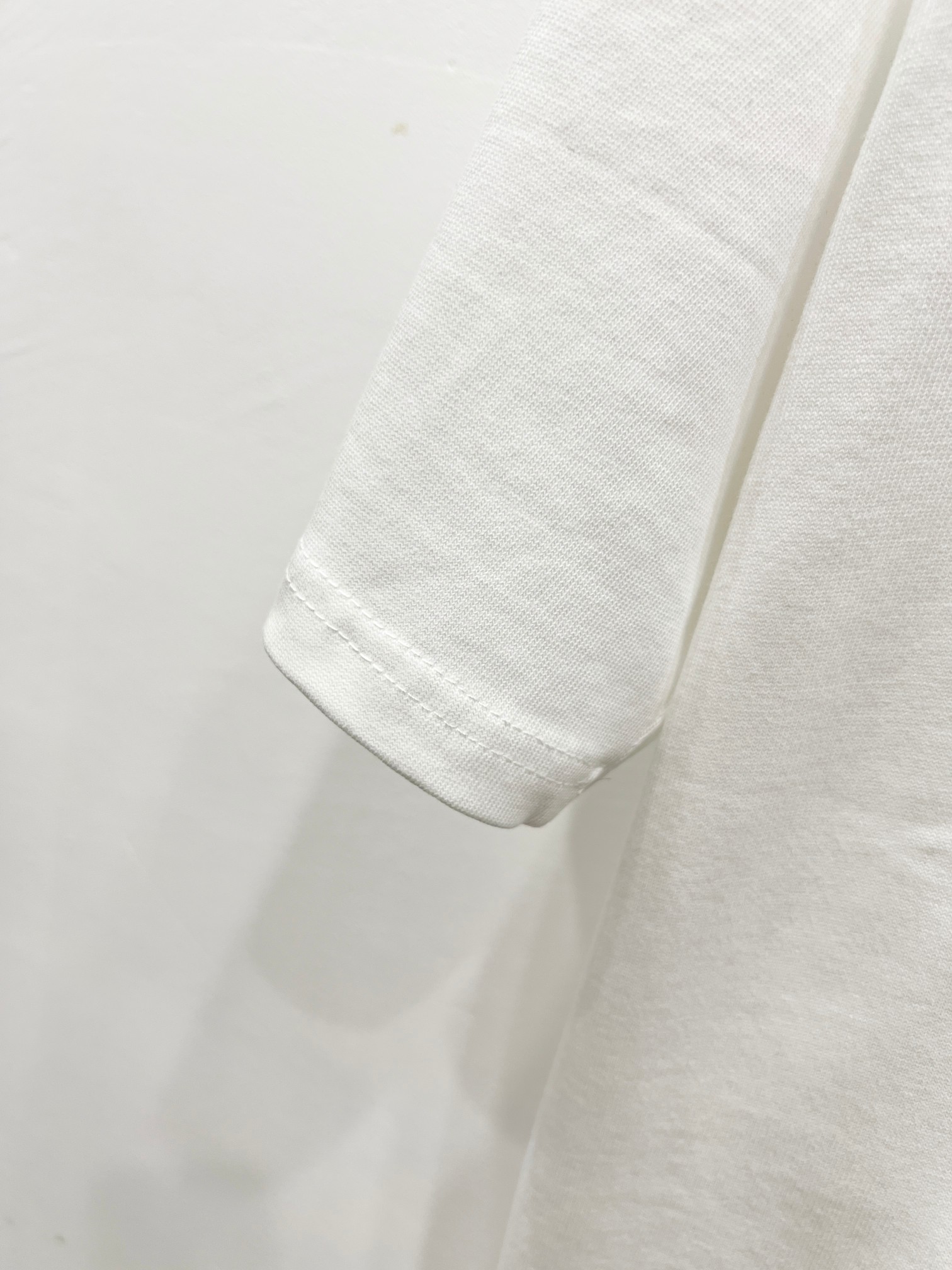 p90
LOUIS VUITTON/路易威登LV 2025新款多巴胺彩色老花logo刺绣短袖圆领T恤
面料采用320G 100%纯棉双纱面料 同缸定染特种加粗32支双股1X1螺纹克纯棉面料，保证舒适性同时透气冰爽的同时又不透底！面料上身有型弹性不紧绷日常通勤运动统统yyds

-肩膀采用双针车线跨缝工艺后领口处采用纯棉拉条提升了后颈接触的舒适度布面干净.布纹清晰，柔软舒适

- 全套定制的原版辅料，吊牌，洗水，主唛，防潮纸统统安排到位。版型釆用OS宽松落肩版型.男女同款

Louis Vuitton，法国路威酩轩集团-LVMH旗下品牌，著名奢侈品箱包和皮具品牌，百余年的传奇经典，全球时尚旅行艺术的精致象征。印有&ldquo;LV&rdquo;标志这一独特图案的交织字母帆布包，伴随着丰富的传奇色彩和雅典的设计而成为时尚之经典。延续至今，不论后来延伸出来的皮件、丝巾或手表、笔、服装，都是以崇尚精致、品质、舒适的&ldquo;旅行哲学&rdquo;，作为设计理念。

颜色：黑色 白色

Size: S-XL