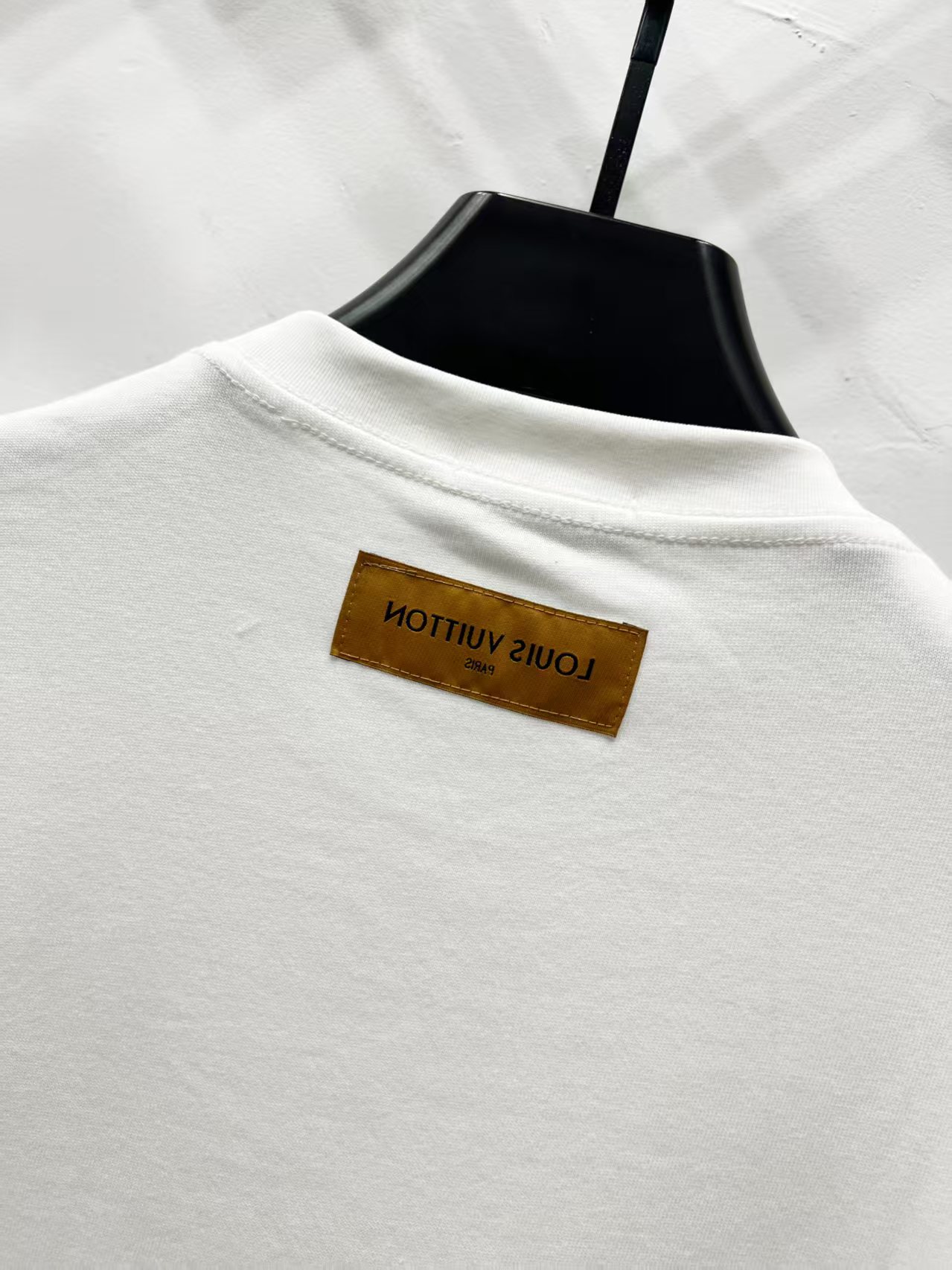 p90
LOUIS VUITTON/路易威登LV 2025新款多巴胺彩色老花logo刺绣短袖圆领T恤
面料采用320G 100%纯棉双纱面料 同缸定染特种加粗32支双股1X1螺纹克纯棉面料，保证舒适性同时透气冰爽的同时又不透底！面料上身有型弹性不紧绷日常通勤运动统统yyds

-肩膀采用双针车线跨缝工艺后领口处采用纯棉拉条提升了后颈接触的舒适度布面干净.布纹清晰，柔软舒适

- 全套定制的原版辅料，吊牌，洗水，主唛，防潮纸统统安排到位。版型釆用OS宽松落肩版型.男女同款

Louis Vuitton，法国路威酩轩集团-LVMH旗下品牌，著名奢侈品箱包和皮具品牌，百余年的传奇经典，全球时尚旅行艺术的精致象征。印有&ldquo;LV&rdquo;标志这一独特图案的交织字母帆布包，伴随着丰富的传奇色彩和雅典的设计而成为时尚之经典。延续至今，不论后来延伸出来的皮件、丝巾或手表、笔、服装，都是以崇尚精致、品质、舒适的&ldquo;旅行哲学&rdquo;，作为设计理念。

颜色：黑色 白色

Size: S-XL