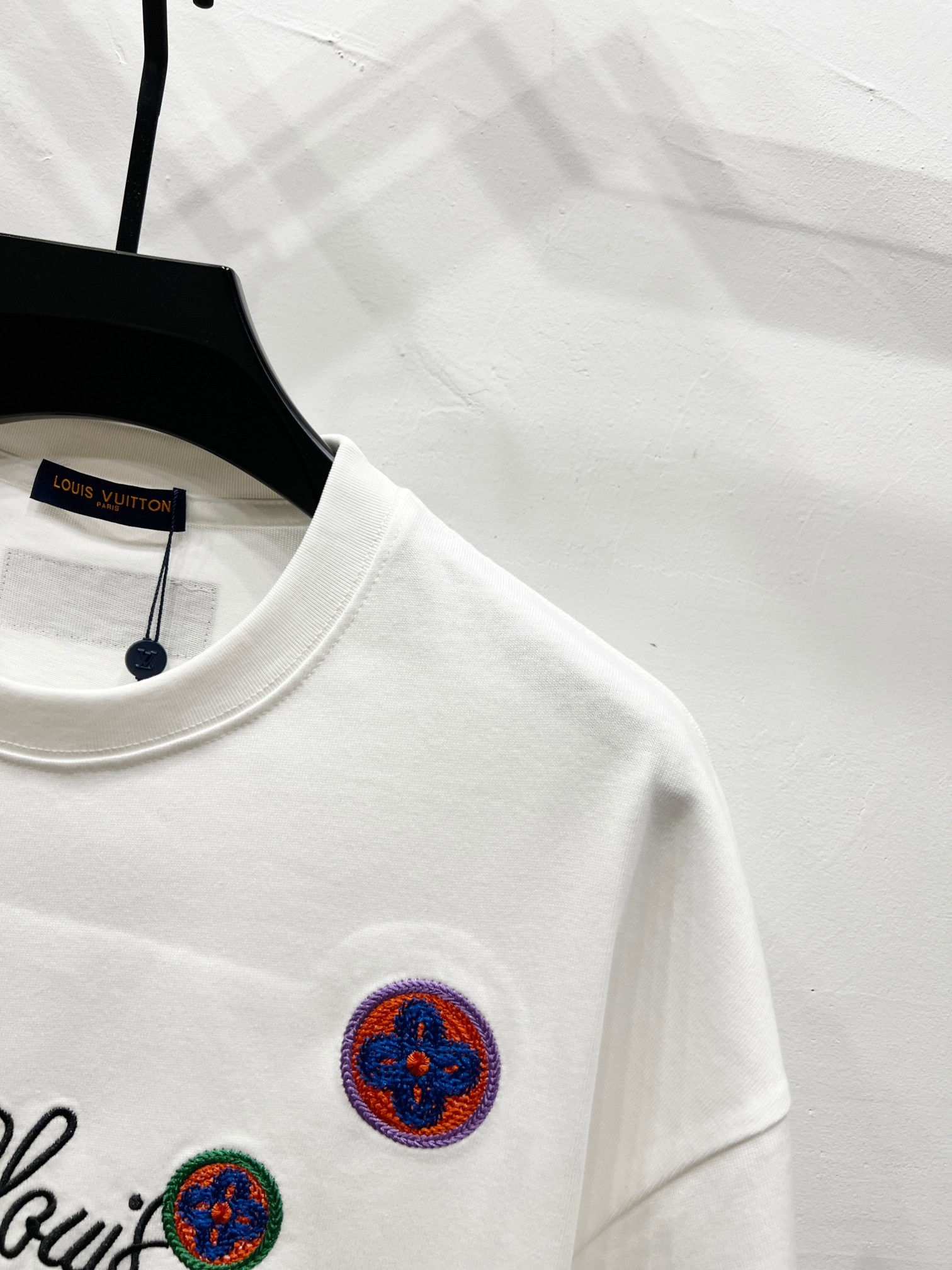 p90
LOUIS VUITTON/路易威登LV 2025新款多巴胺彩色老花logo刺绣短袖圆领T恤
面料采用320G 100%纯棉双纱面料 同缸定染特种加粗32支双股1X1螺纹克纯棉面料，保证舒适性同时透气冰爽的同时又不透底！面料上身有型弹性不紧绷日常通勤运动统统yyds

-肩膀采用双针车线跨缝工艺后领口处采用纯棉拉条提升了后颈接触的舒适度布面干净.布纹清晰，柔软舒适

- 全套定制的原版辅料，吊牌，洗水，主唛，防潮纸统统安排到位。版型釆用OS宽松落肩版型.男女同款

Louis Vuitton，法国路威酩轩集团-LVMH旗下品牌，著名奢侈品箱包和皮具品牌，百余年的传奇经典，全球时尚旅行艺术的精致象征。印有&ldquo;LV&rdquo;标志这一独特图案的交织字母帆布包，伴随着丰富的传奇色彩和雅典的设计而成为时尚之经典。延续至今，不论后来延伸出来的皮件、丝巾或手表、笔、服装，都是以崇尚精致、品质、舒适的&ldquo;旅行哲学&rdquo;，作为设计理念。

颜色：黑色 白色

Size: S-XL