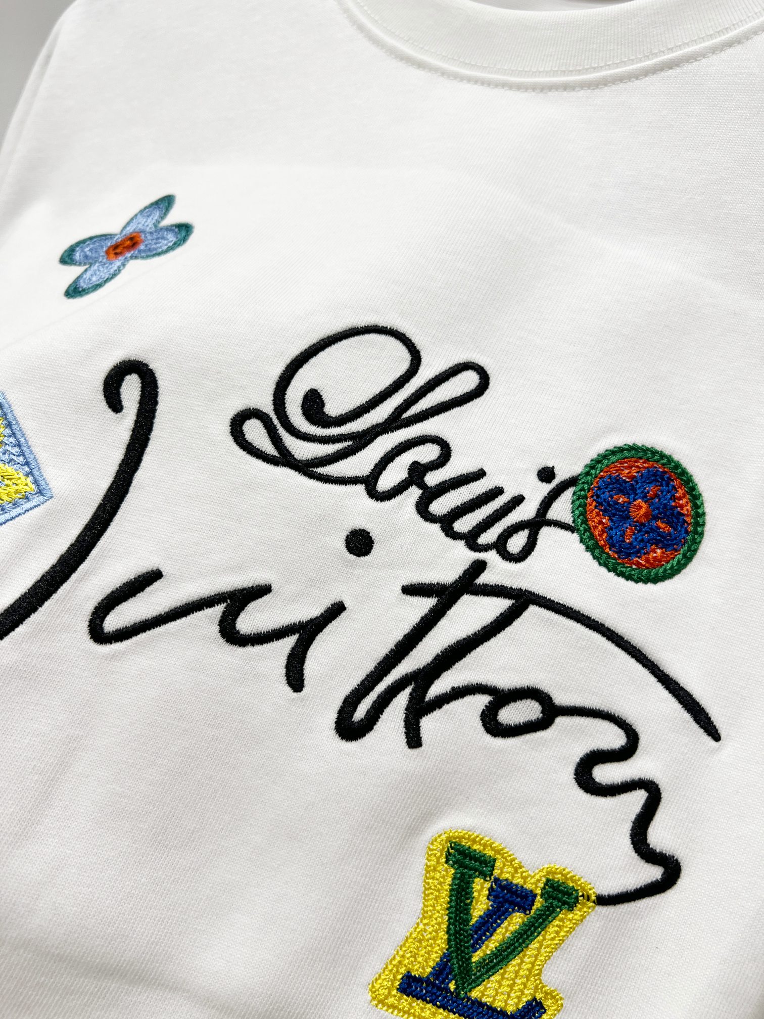 p90
LOUIS VUITTON/路易威登LV 2025新款多巴胺彩色老花logo刺绣短袖圆领T恤
面料采用320G 100%纯棉双纱面料 同缸定染特种加粗32支双股1X1螺纹克纯棉面料，保证舒适性同时透气冰爽的同时又不透底！面料上身有型弹性不紧绷日常通勤运动统统yyds

-肩膀采用双针车线跨缝工艺后领口处采用纯棉拉条提升了后颈接触的舒适度布面干净.布纹清晰，柔软舒适

- 全套定制的原版辅料，吊牌，洗水，主唛，防潮纸统统安排到位。版型釆用OS宽松落肩版型.男女同款

Louis Vuitton，法国路威酩轩集团-LVMH旗下品牌，著名奢侈品箱包和皮具品牌，百余年的传奇经典，全球时尚旅行艺术的精致象征。印有&ldquo;LV&rdquo;标志这一独特图案的交织字母帆布包，伴随着丰富的传奇色彩和雅典的设计而成为时尚之经典。延续至今，不论后来延伸出来的皮件、丝巾或手表、笔、服装，都是以崇尚精致、品质、舒适的&ldquo;旅行哲学&rdquo;，作为设计理念。

颜色：黑色 白色

Size: S-XL