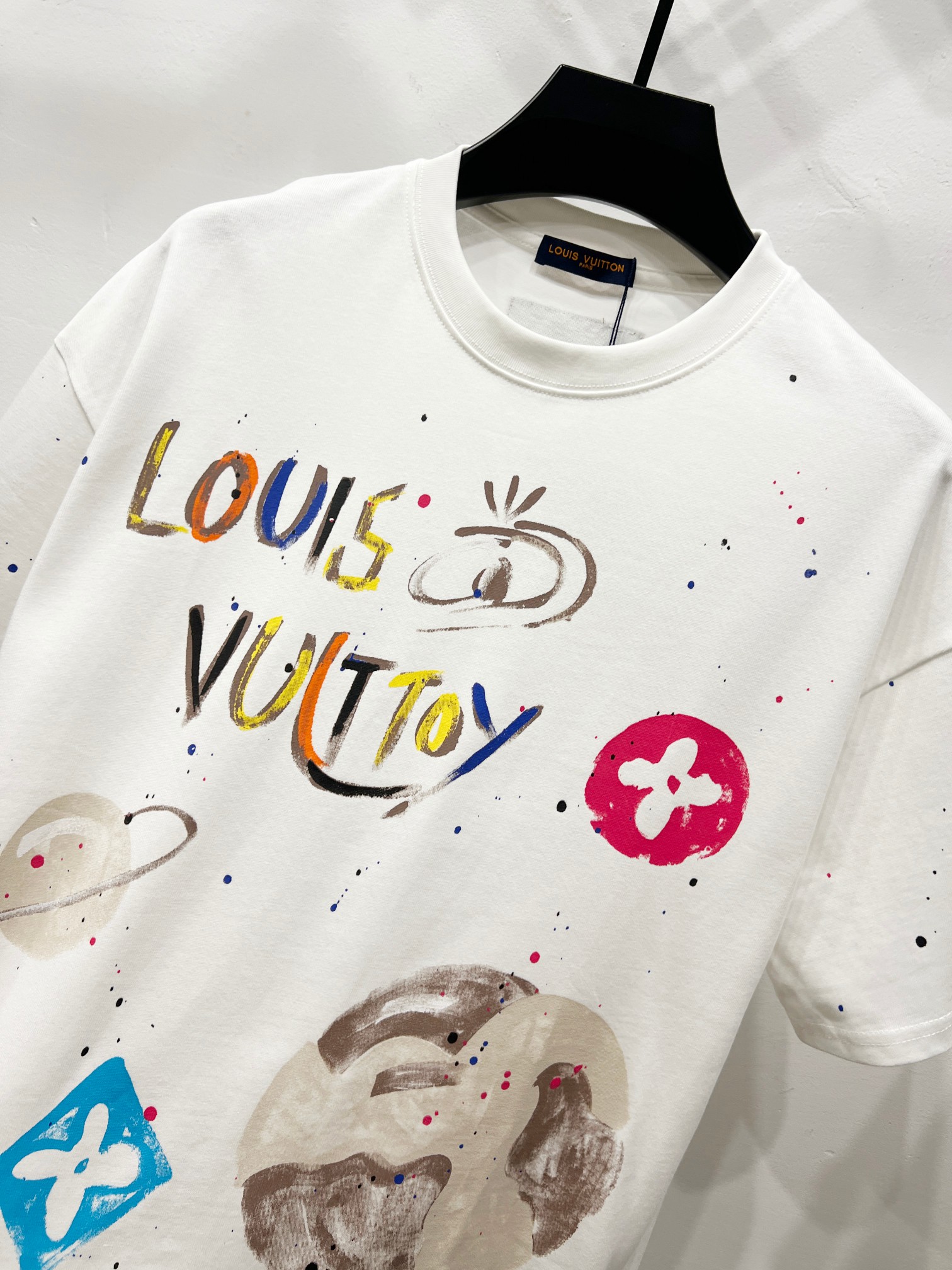p90
LOUIS VUITTON/路易威登LV 2025新款宇宙涂鸦油漆泼墨印花短袖圆领T恤
面料采用320G 100%纯棉双纱面料 同缸定染特种加粗32支双股1X1螺纹克纯棉面料,保证舒适性同时透气冰爽的同时又不透底!面料上身有型弹性不紧绷日常通勤运动统统yyds
-肩膀采用双针车线跨缝工艺后领口处采用纯棉拉条提升了后颈接触的舒适度布面干净.布纹清晰,柔软舒适
- 全套定制的原版辅料,吊牌,洗水,主唛,防潮纸统统安排到位。版型釆用OS宽松落肩版型.男女同款
Louis Vuitton,法国路威酩轩集团-LVMH旗下品牌,著名奢侈品箱包和皮具品牌,百余年的传奇经典,全球时尚旅行艺术的精致象征。印有“LV”标志这一独特图案的交织字母帆布包,伴随着丰富的传奇色彩和雅典的设计而成为时尚之经典。延续至今,不论后来延伸出来的皮件、丝巾或手表、笔、服装,都是以崇尚精致、品质、舒适的“旅行哲学”,作为设计理念。
颜色:黑色 白色
Size: S-XL