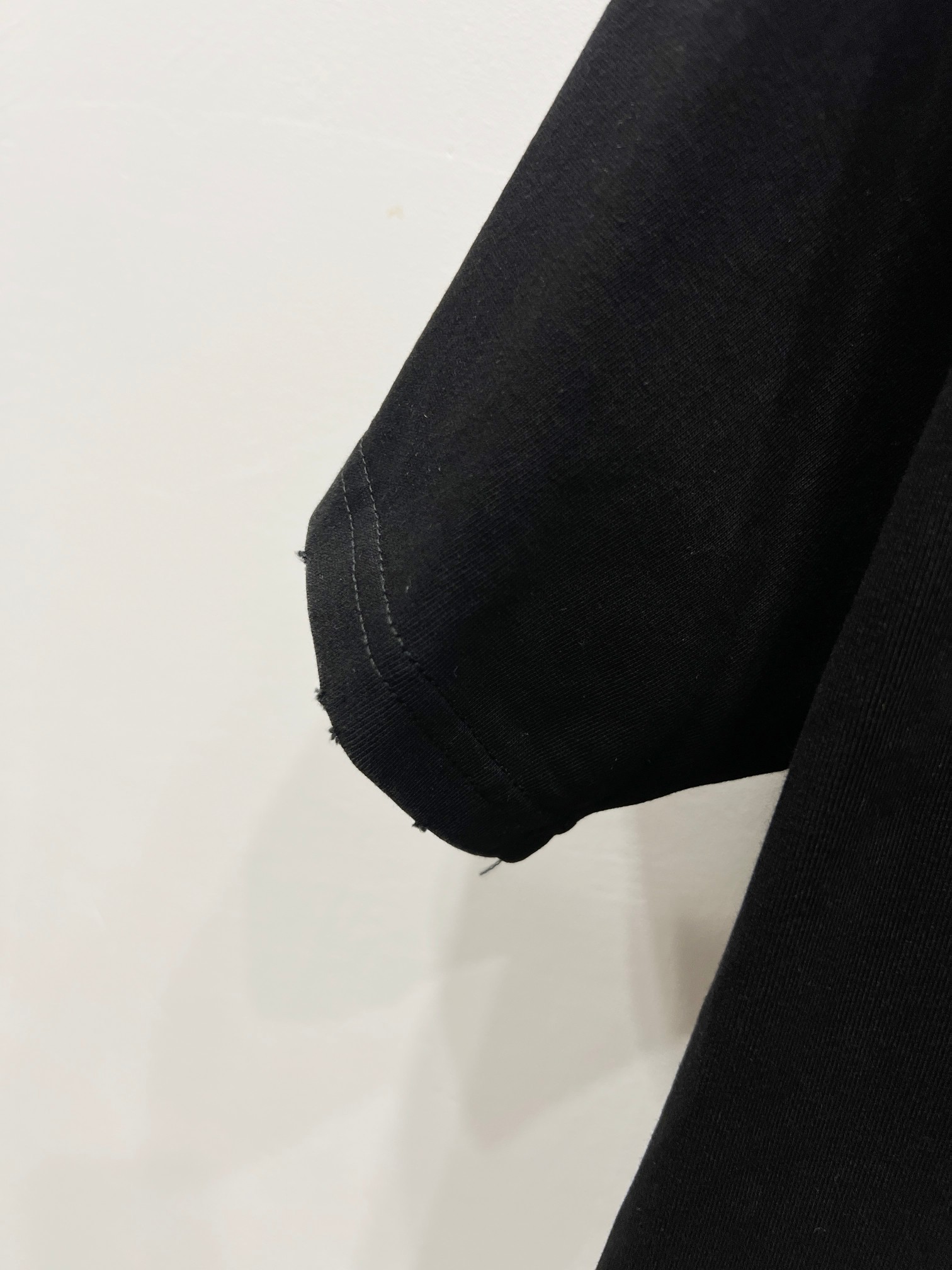 p105
Balenciaga巴黎世家2025新款水洗做旧款贴布绣logo 双面穿圆领短袖T恤 可双面穿短袖
▪️面料: 300重磅纯棉,随意对比
▪️采用特定重磅32S精棉平纹针织面料,300克重;搭配32s+70D拉架螺纹,300g:95/精棉*5%氨纶双纱罗纹。精纺棉材质轻薄透气,上手棉感偏强,透气性吸湿性强;螺纹运用混纺工艺,织成精梳棉布料,使面料摸上去就十分柔软。精纺棉材质轻薄透气,上手棉感偏强,透气性吸湿性强;不易出褶亦不需要特别打理。罗纹引进的32针高端纺织,70D超细弹力缝线,接近无感的走线,舒适贴合身形。
▪️全套新款巴黎世家辅料
▪️男女同款均可驾驭
▪️区别市面版本 随意对比
▪️颜色:黑色
▪️尺码:S-XL