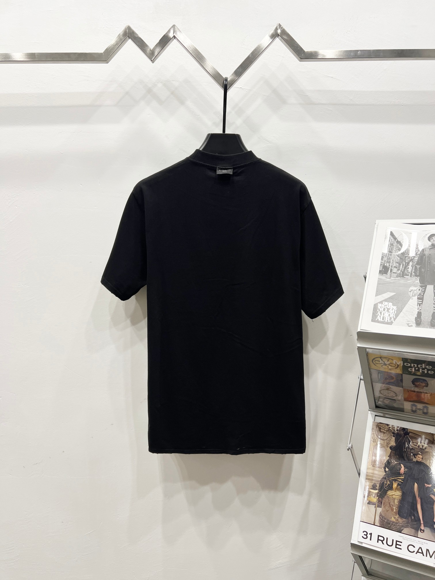 p105
Balenciaga巴黎世家2025新款水洗做旧款贴布绣logo 双面穿圆领短袖T恤 可双面穿短袖
▪️面料: 300重磅纯棉,随意对比
▪️采用特定重磅32S精棉平纹针织面料,300克重;搭配32s+70D拉架螺纹,300g:95/精棉*5%氨纶双纱罗纹。精纺棉材质轻薄透气,上手棉感偏强,透气性吸湿性强;螺纹运用混纺工艺,织成精梳棉布料,使面料摸上去就十分柔软。精纺棉材质轻薄透气,上手棉感偏强,透气性吸湿性强;不易出褶亦不需要特别打理。罗纹引进的32针高端纺织,70D超细弹力缝线,接近无感的走线,舒适贴合身形。
▪️全套新款巴黎世家辅料
▪️男女同款均可驾驭
▪️区别市面版本 随意对比
▪️颜色:黑色
▪️尺码:S-XL
