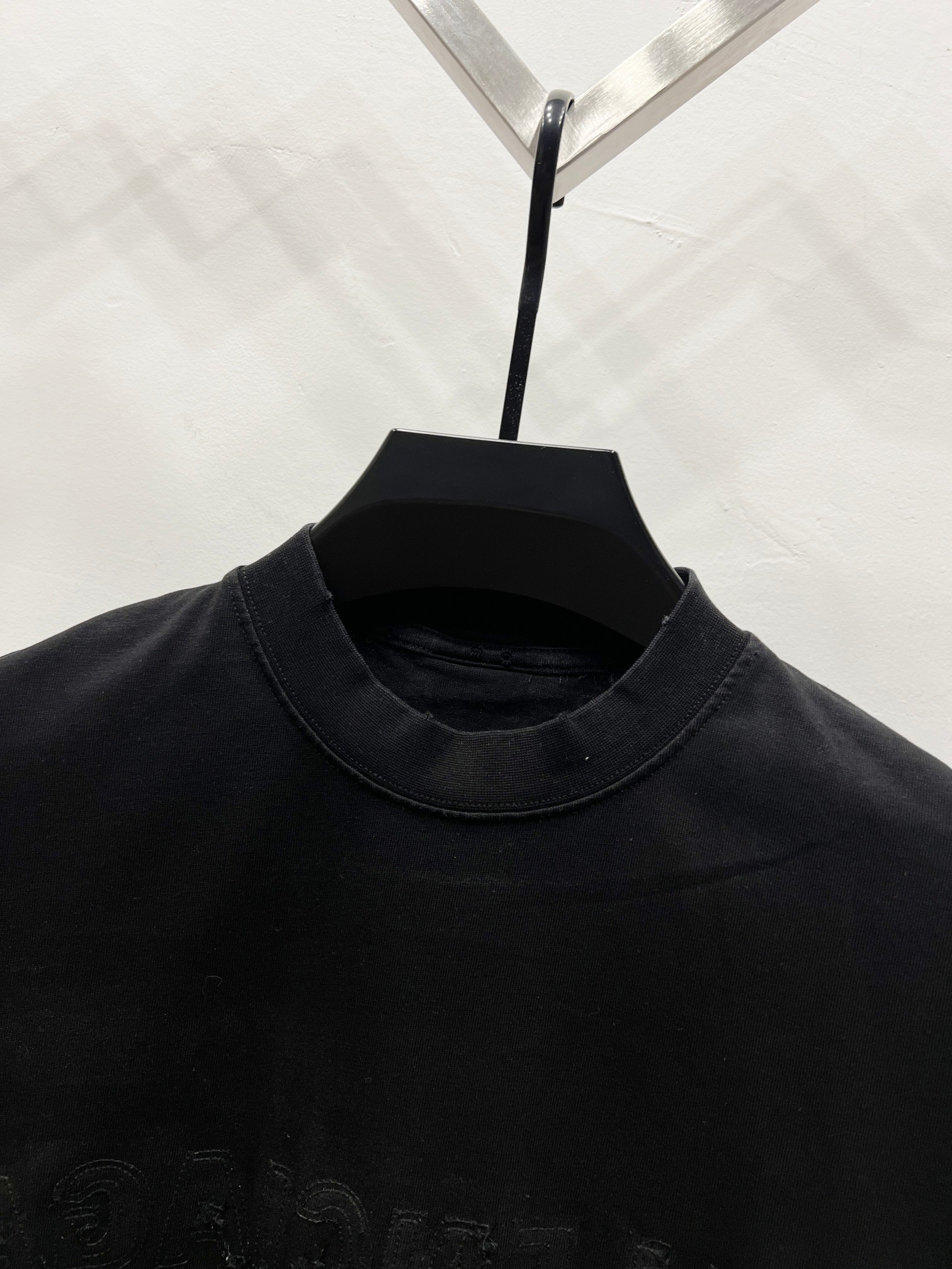 p105
Balenciaga巴黎世家2025新款水洗做旧款贴布绣logo 双面穿圆领短袖T恤 可双面穿短袖
▪️面料: 300重磅纯棉,随意对比
▪️采用特定重磅32S精棉平纹针织面料,300克重;搭配32s+70D拉架螺纹,300g:95/精棉*5%氨纶双纱罗纹。精纺棉材质轻薄透气,上手棉感偏强,透气性吸湿性强;螺纹运用混纺工艺,织成精梳棉布料,使面料摸上去就十分柔软。精纺棉材质轻薄透气,上手棉感偏强,透气性吸湿性强;不易出褶亦不需要特别打理。罗纹引进的32针高端纺织,70D超细弹力缝线,接近无感的走线,舒适贴合身形。
▪️全套新款巴黎世家辅料
▪️男女同款均可驾驭
▪️区别市面版本 随意对比
▪️颜色:黑色
▪️尺码:S-XL