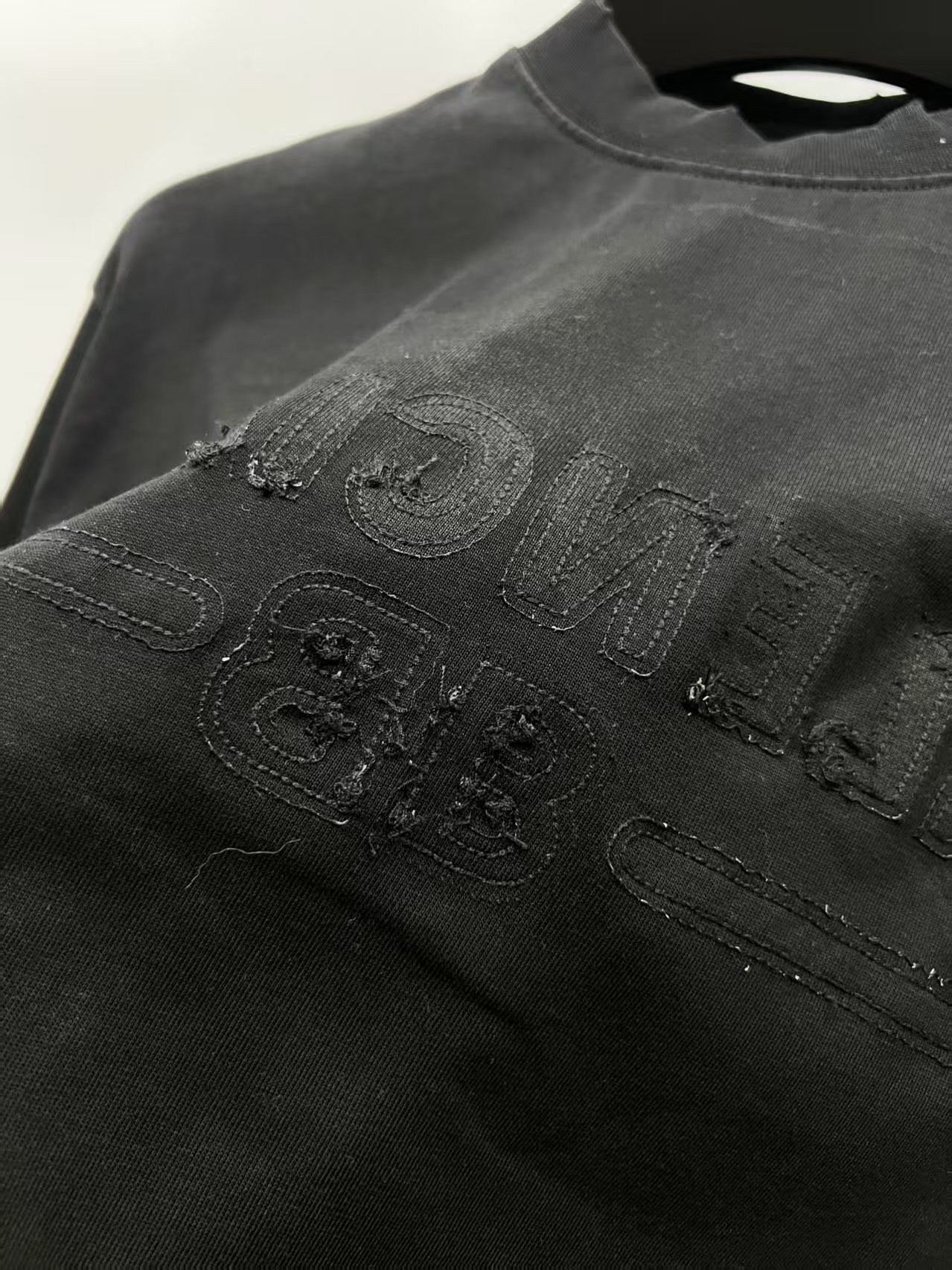 p105
Balenciaga巴黎世家2025新款水洗做旧款贴布绣logo 双面穿圆领短袖T恤 可双面穿短袖
▪️面料: 300重磅纯棉,随意对比
▪️采用特定重磅32S精棉平纹针织面料,300克重;搭配32s+70D拉架螺纹,300g:95/精棉*5%氨纶双纱罗纹。精纺棉材质轻薄透气,上手棉感偏强,透气性吸湿性强;螺纹运用混纺工艺,织成精梳棉布料,使面料摸上去就十分柔软。精纺棉材质轻薄透气,上手棉感偏强,透气性吸湿性强;不易出褶亦不需要特别打理。罗纹引进的32针高端纺织,70D超细弹力缝线,接近无感的走线,舒适贴合身形。
▪️全套新款巴黎世家辅料
▪️男女同款均可驾驭
▪️区别市面版本 随意对比
▪️颜色:黑色
▪️尺码:S-XL