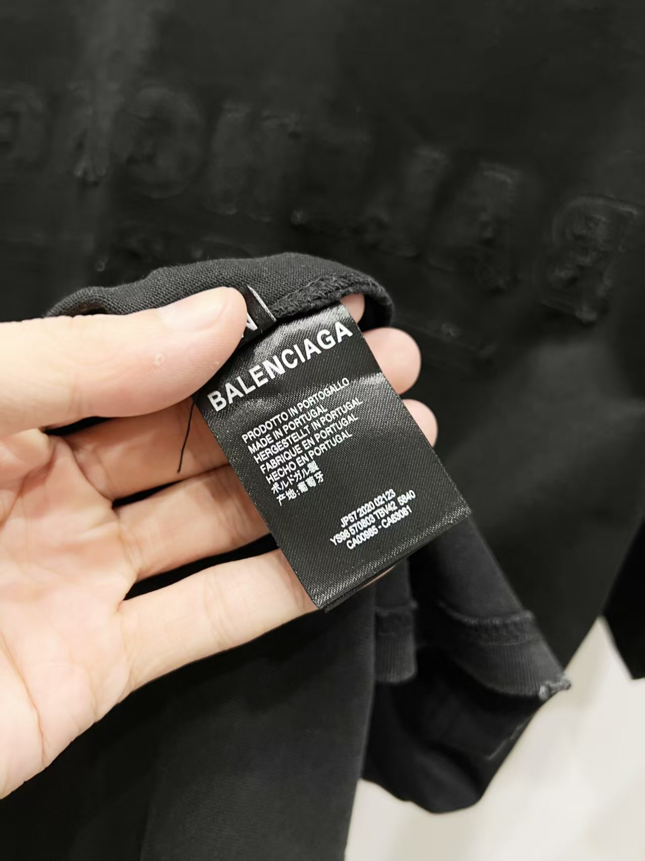p105
Balenciaga巴黎世家2025新款水洗做旧款贴布绣logo 双面穿圆领短袖T恤 可双面穿短袖
▪️面料: 300重磅纯棉,随意对比
▪️采用特定重磅32S精棉平纹针织面料,300克重;搭配32s+70D拉架螺纹,300g:95/精棉*5%氨纶双纱罗纹。精纺棉材质轻薄透气,上手棉感偏强,透气性吸湿性强;螺纹运用混纺工艺,织成精梳棉布料,使面料摸上去就十分柔软。精纺棉材质轻薄透气,上手棉感偏强,透气性吸湿性强;不易出褶亦不需要特别打理。罗纹引进的32针高端纺织,70D超细弹力缝线,接近无感的走线,舒适贴合身形。
▪️全套新款巴黎世家辅料
▪️男女同款均可驾驭
▪️区别市面版本 随意对比
▪️颜色:黑色
▪️尺码:S-XL