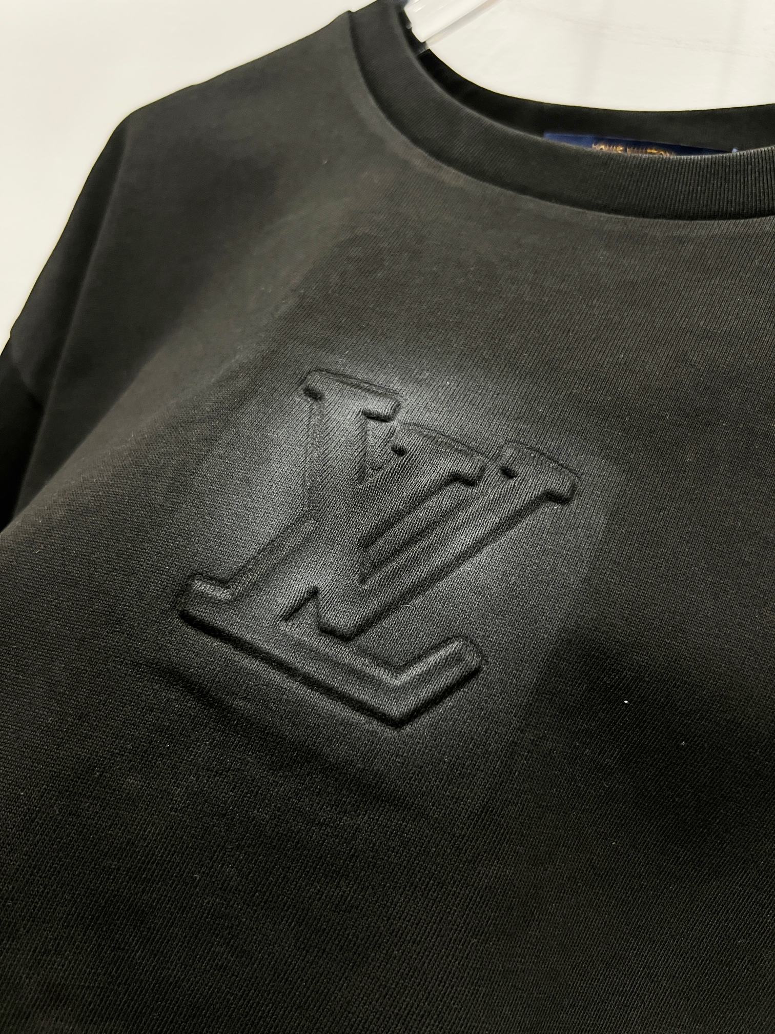 2025 Louis Vuitton High-Quality T-Shirt Collection: Comfortable, Stylish, and Timeless - 图片 4