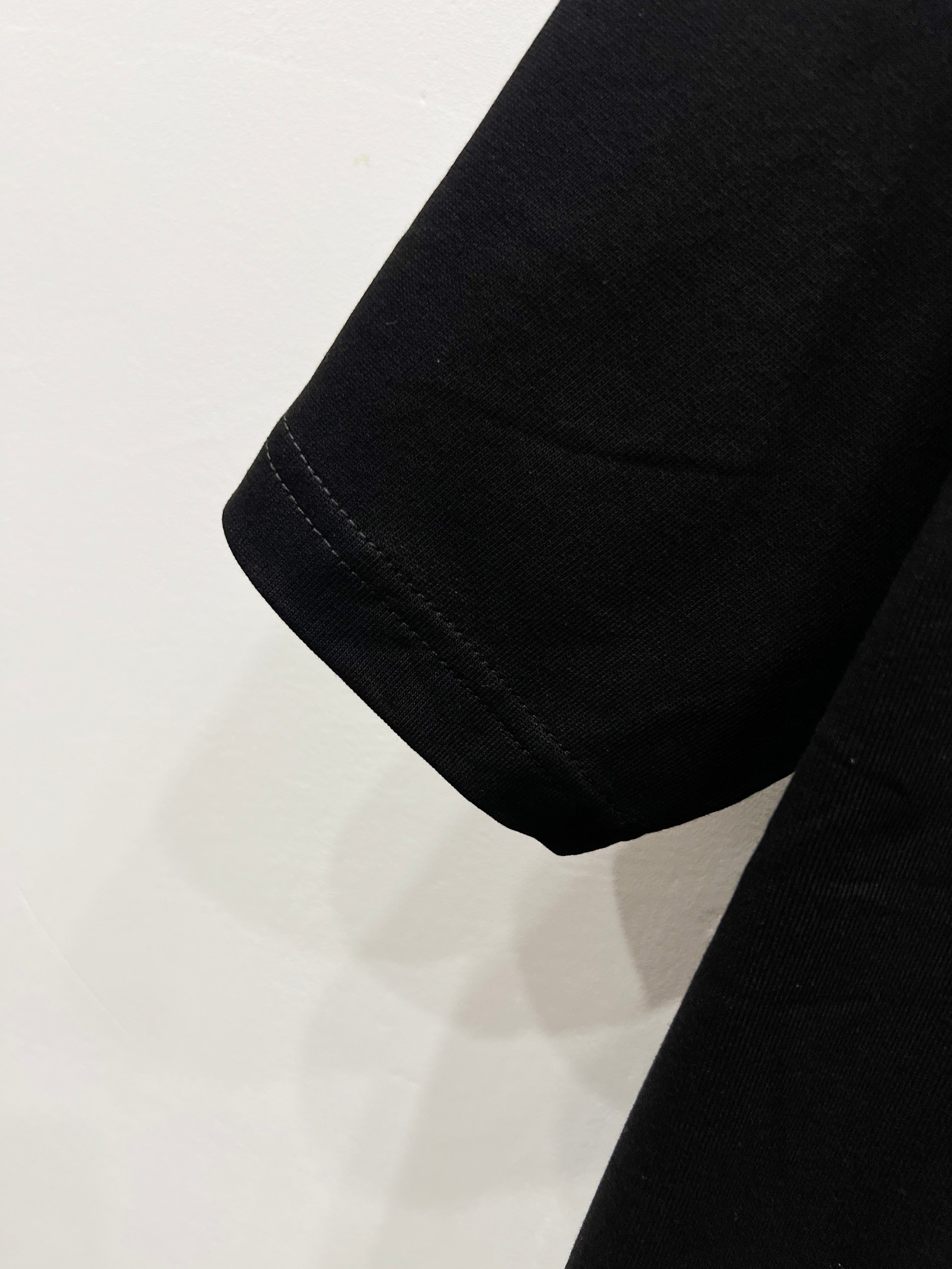 2025 Louis Vuitton High-Quality T-Shirt Collection: Comfortable, Stylish, and Timeless - 图片 8