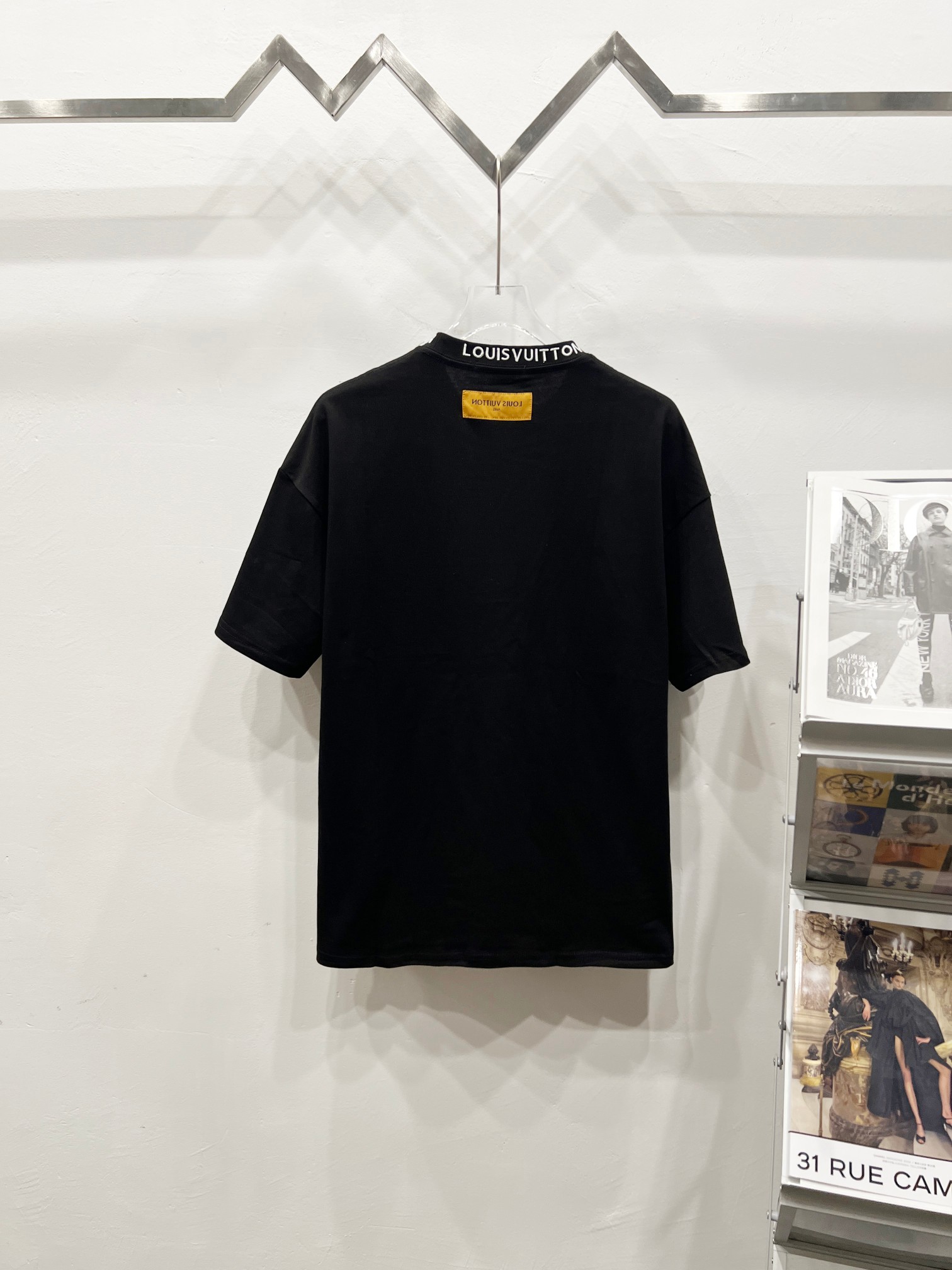 Louis Vuitton LV 2025 Classic Short Sleeve T-shirt in Pure Tampons, Comfortable and Stylish - 图片 2