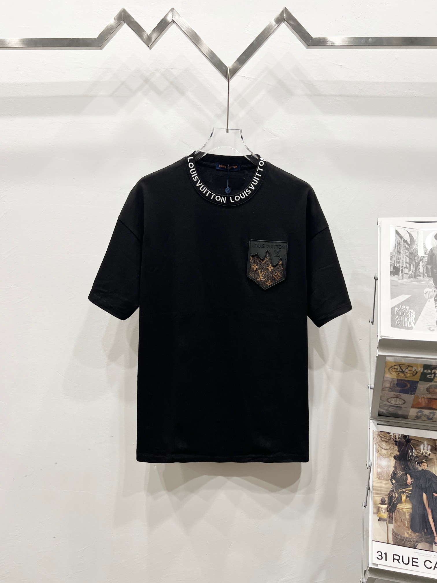 Louis Vuitton LV 2025 Classic Short Sleeve T-shirt in Pure Tampons, Comfortable and Stylish - 图片 1