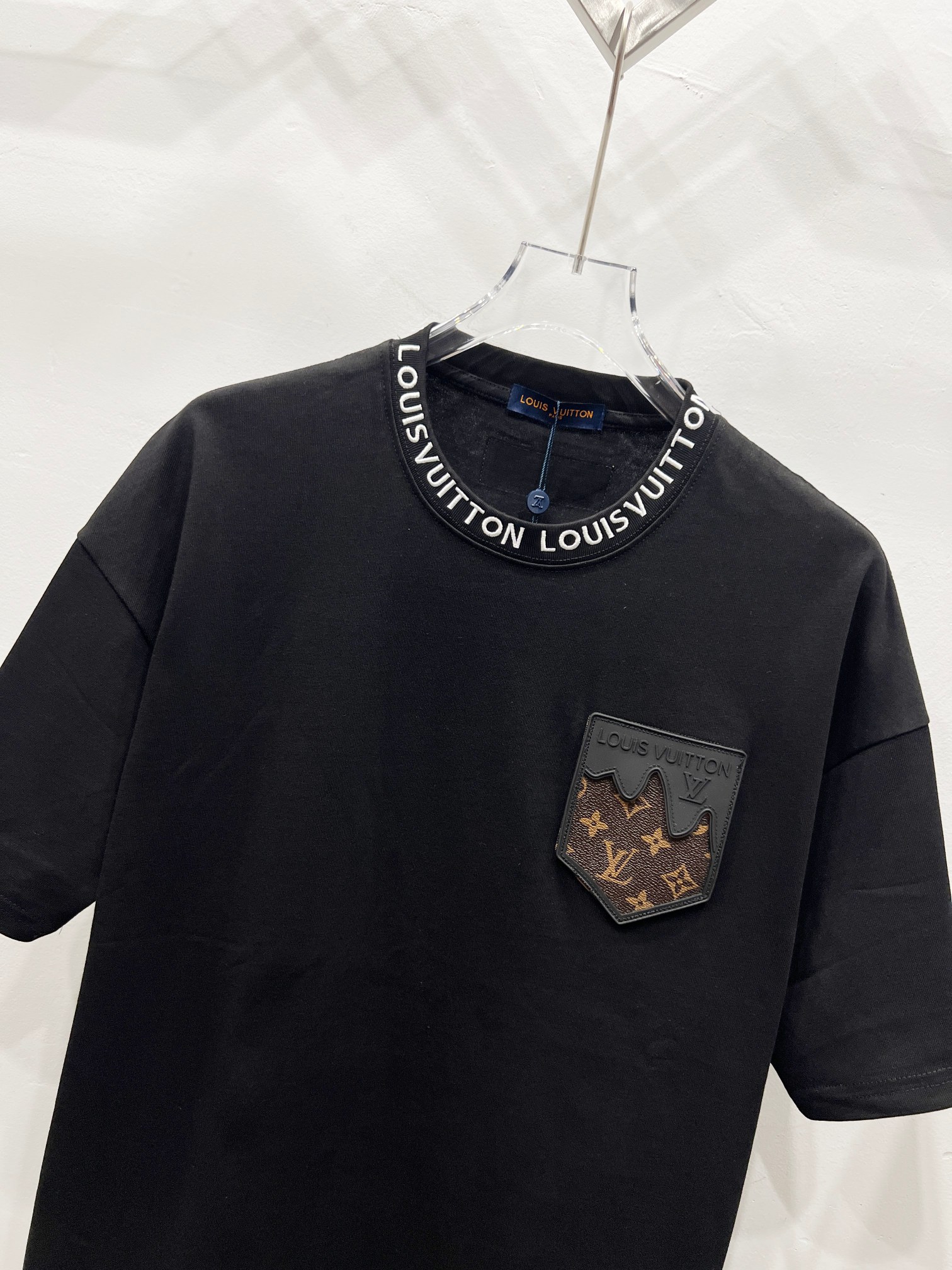 Louis Vuitton LV 2025 Classic Short Sleeve T-shirt in Pure Tampons, Comfortable and Stylish - 图片 3