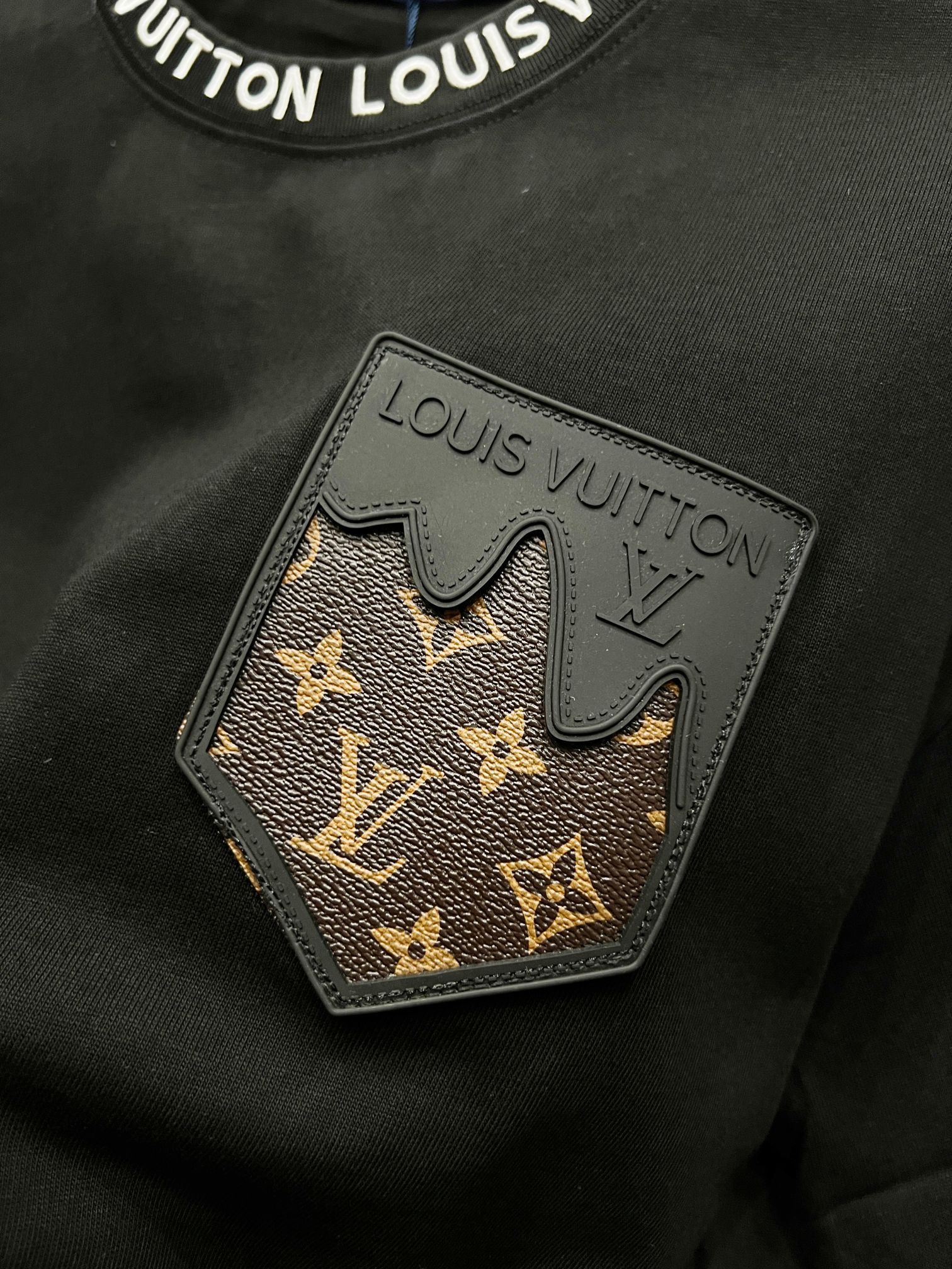 Louis Vuitton LV 2025 Classic Short Sleeve T-shirt in Pure Tampons, Comfortable and Stylish - 图片 6