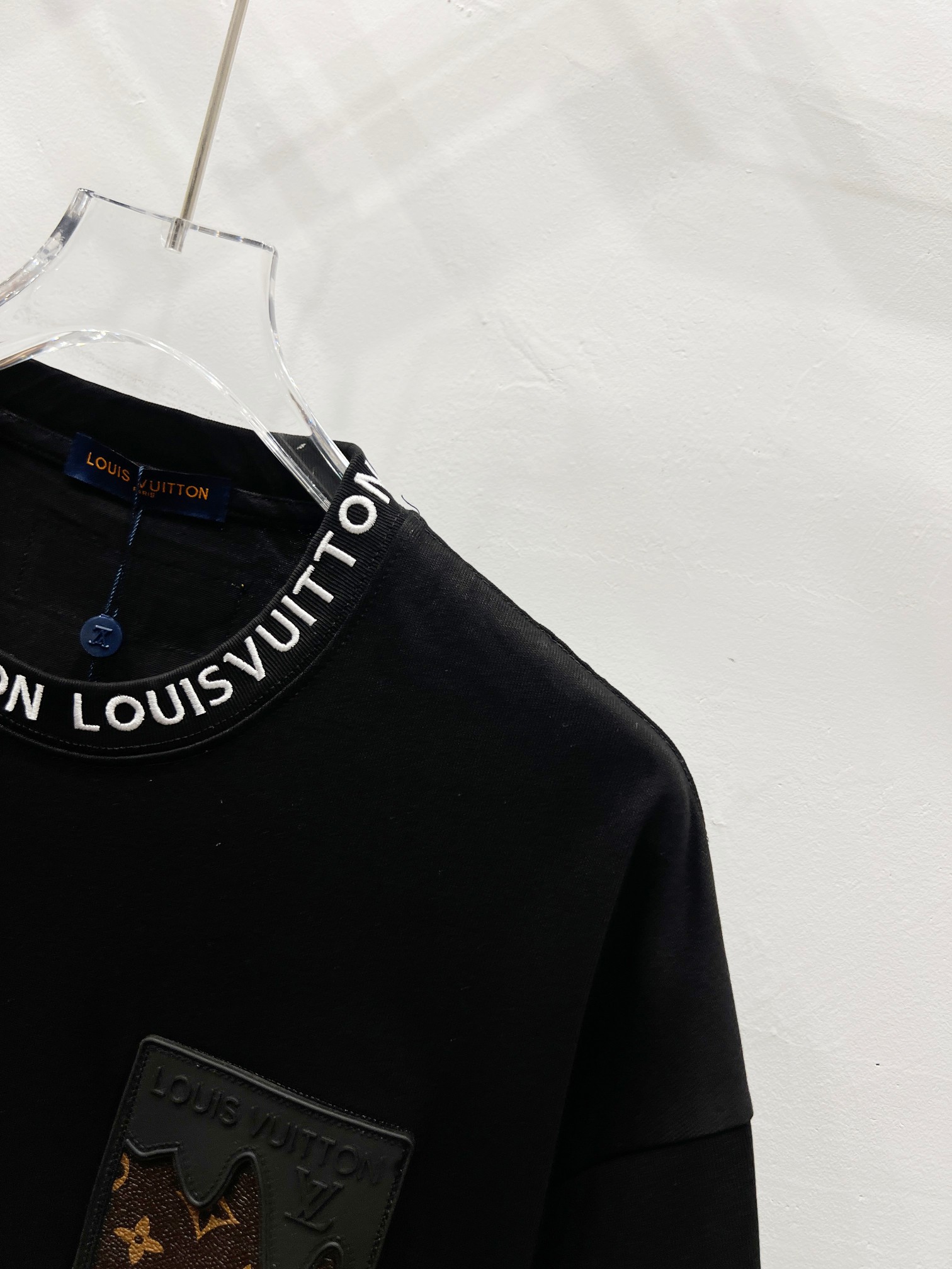 Louis Vuitton LV 2025 Classic Short Sleeve T-shirt in Pure Tampons, Comfortable and Stylish - 图片 5