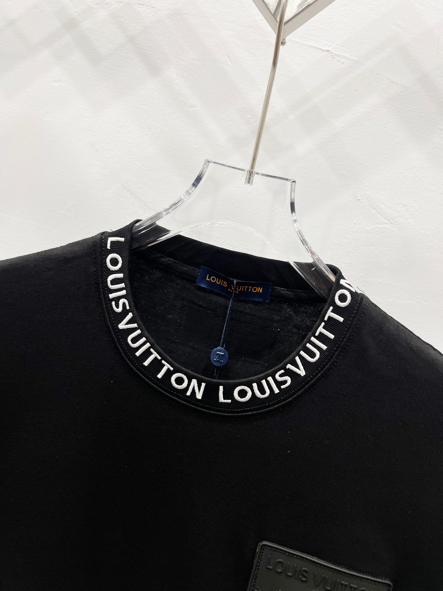 Louis Vuitton LV 2025 Classic Short Sleeve T-shirt in Pure Tampons, Comfortable and Stylish - 图片 4
