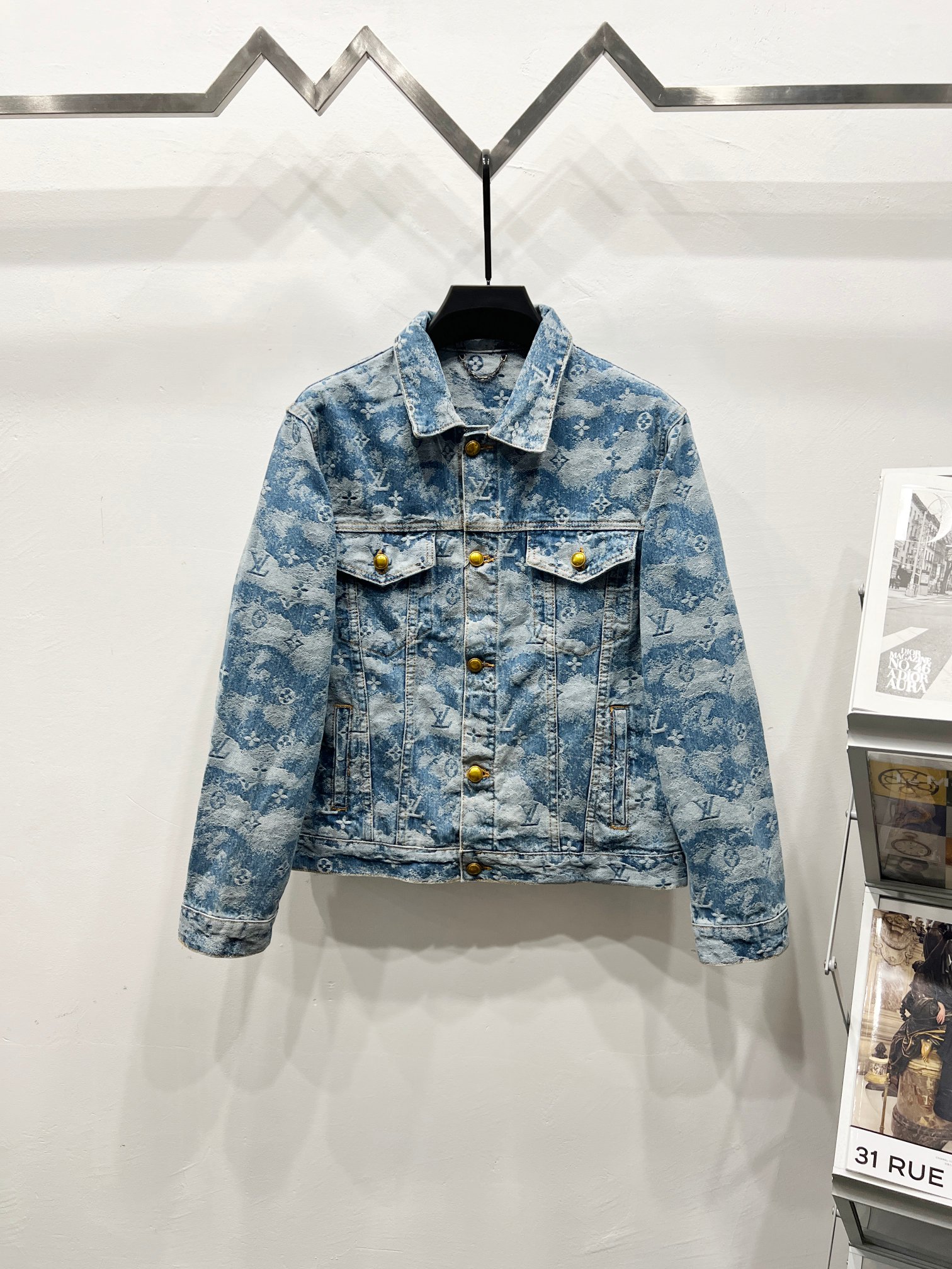 P145 Número de estilo: (k1502) Chaqueta de mezclilla lavada de nuevo estilo Lujia 2025 con nubes en todo el logotipo de…