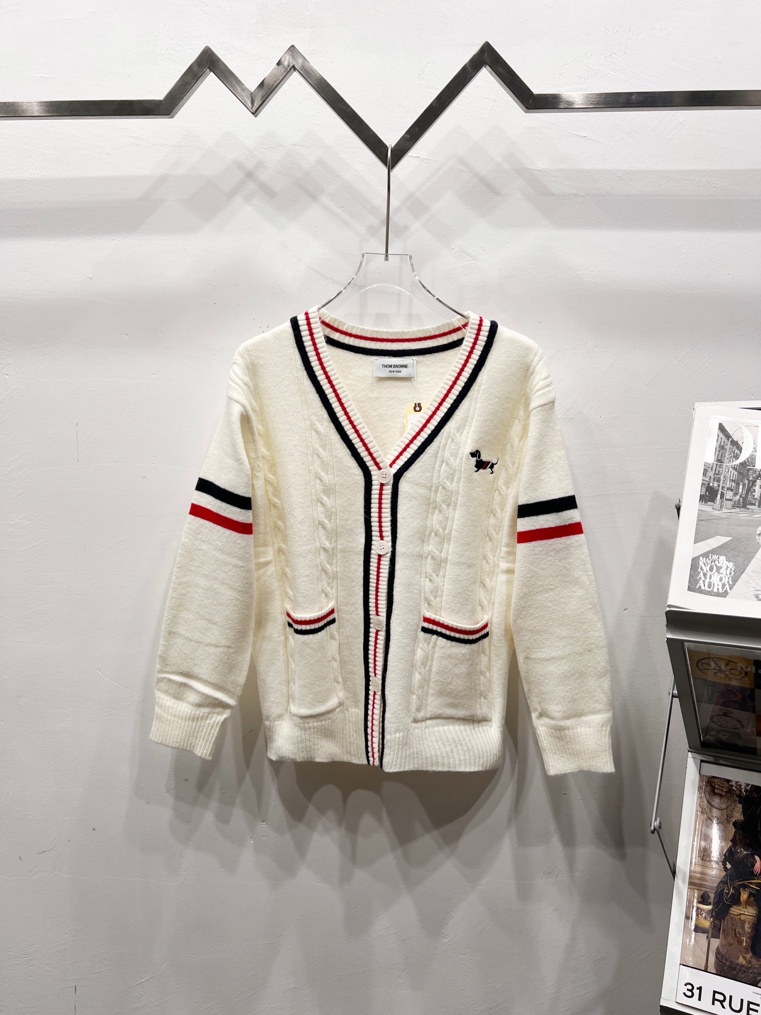 קרדיגן צמר ו’י ניו של Thom Browne עם פטרית קדרי ופס